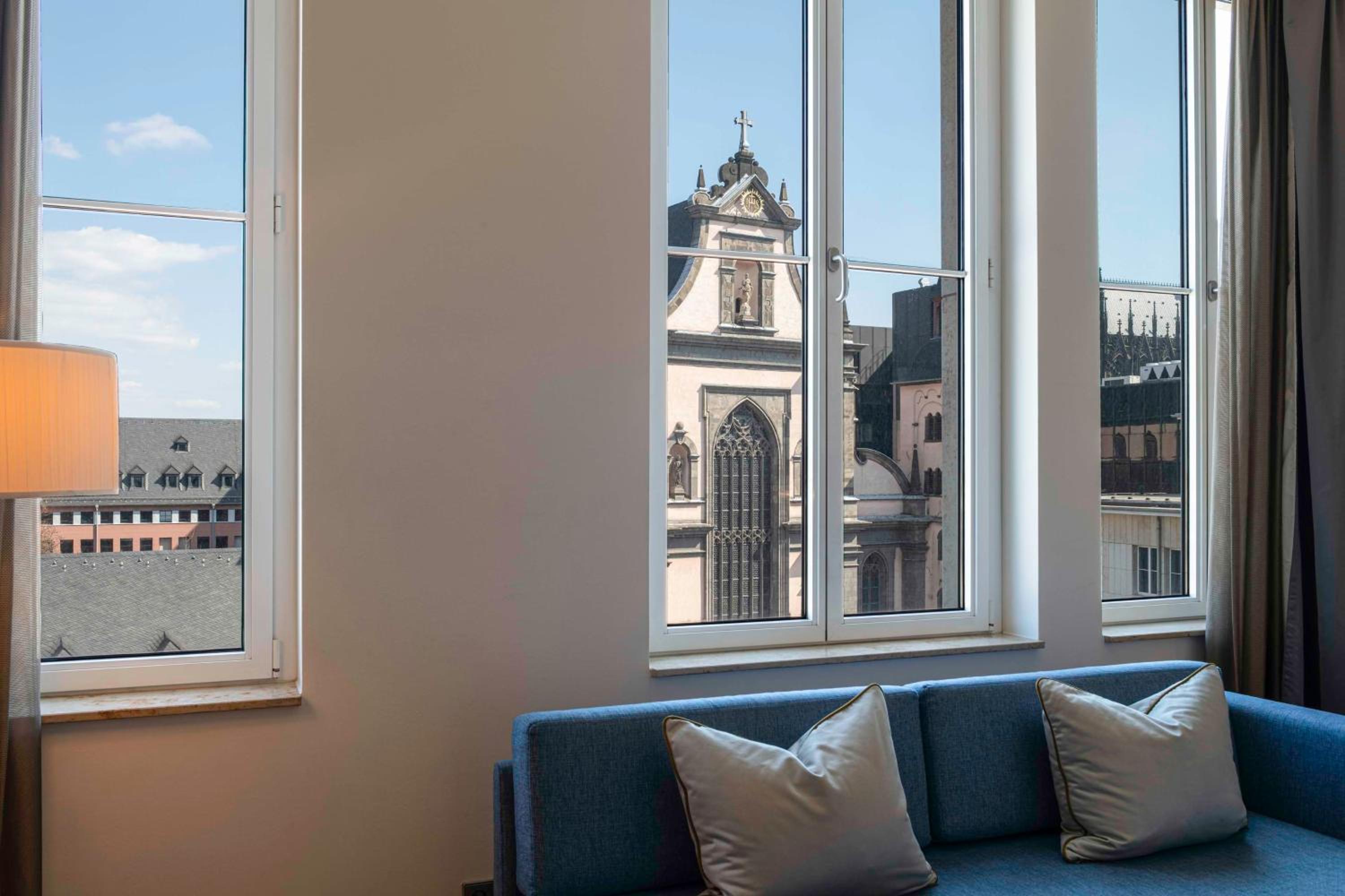 Deluxe King Room with View - Photo 9