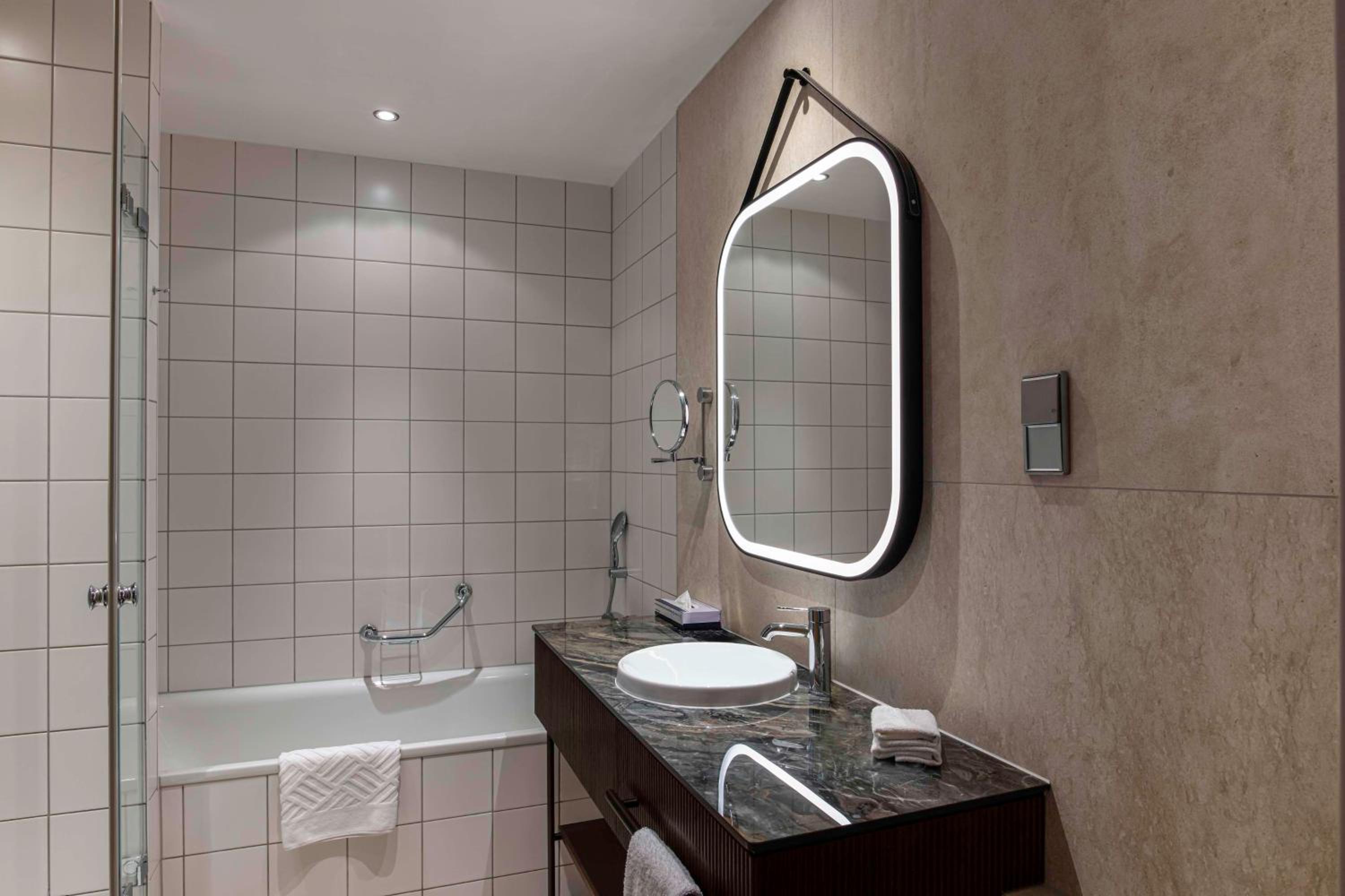 Deluxe King Room - Photo 9