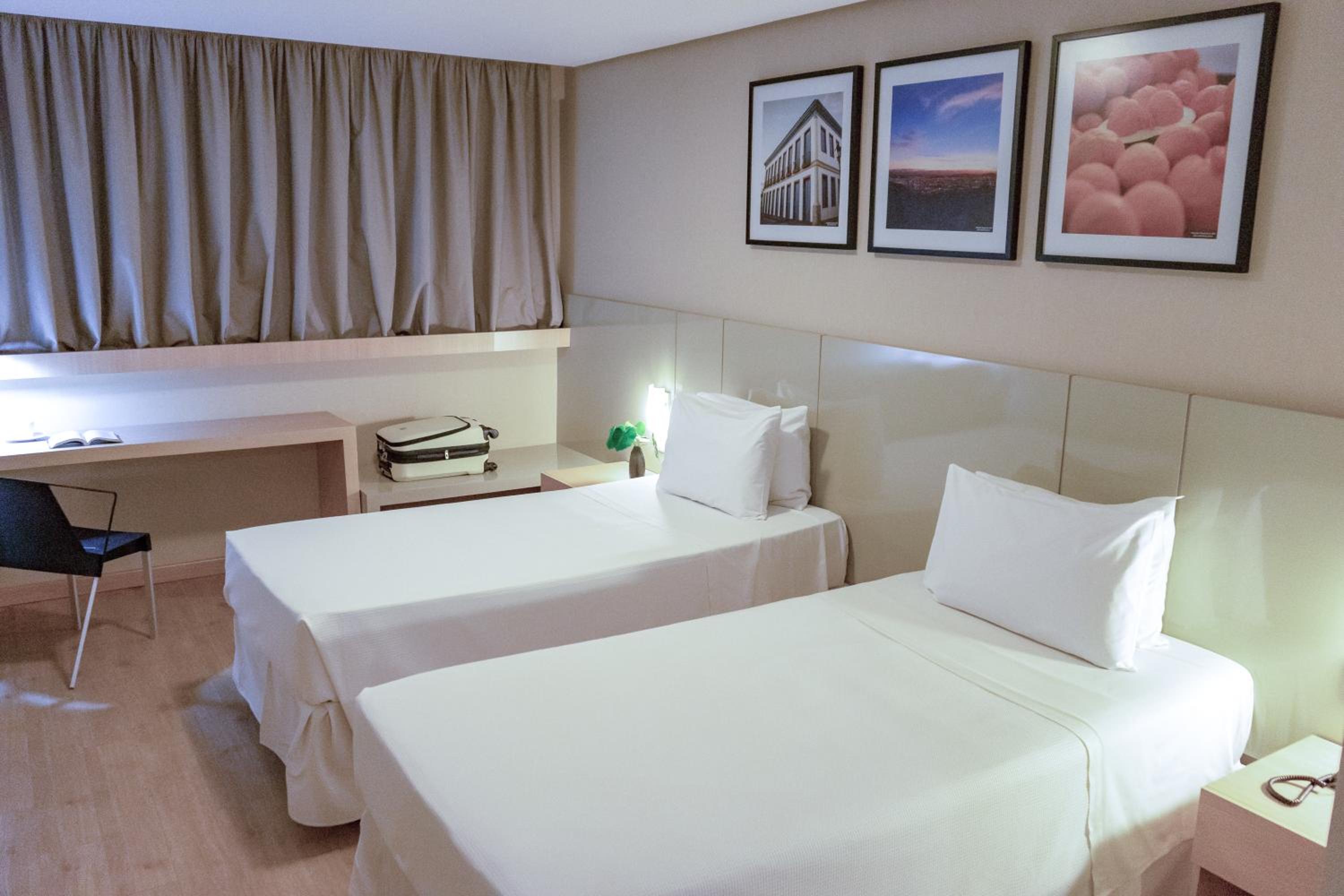 Standard Twin - 2 Single Beds photo 1