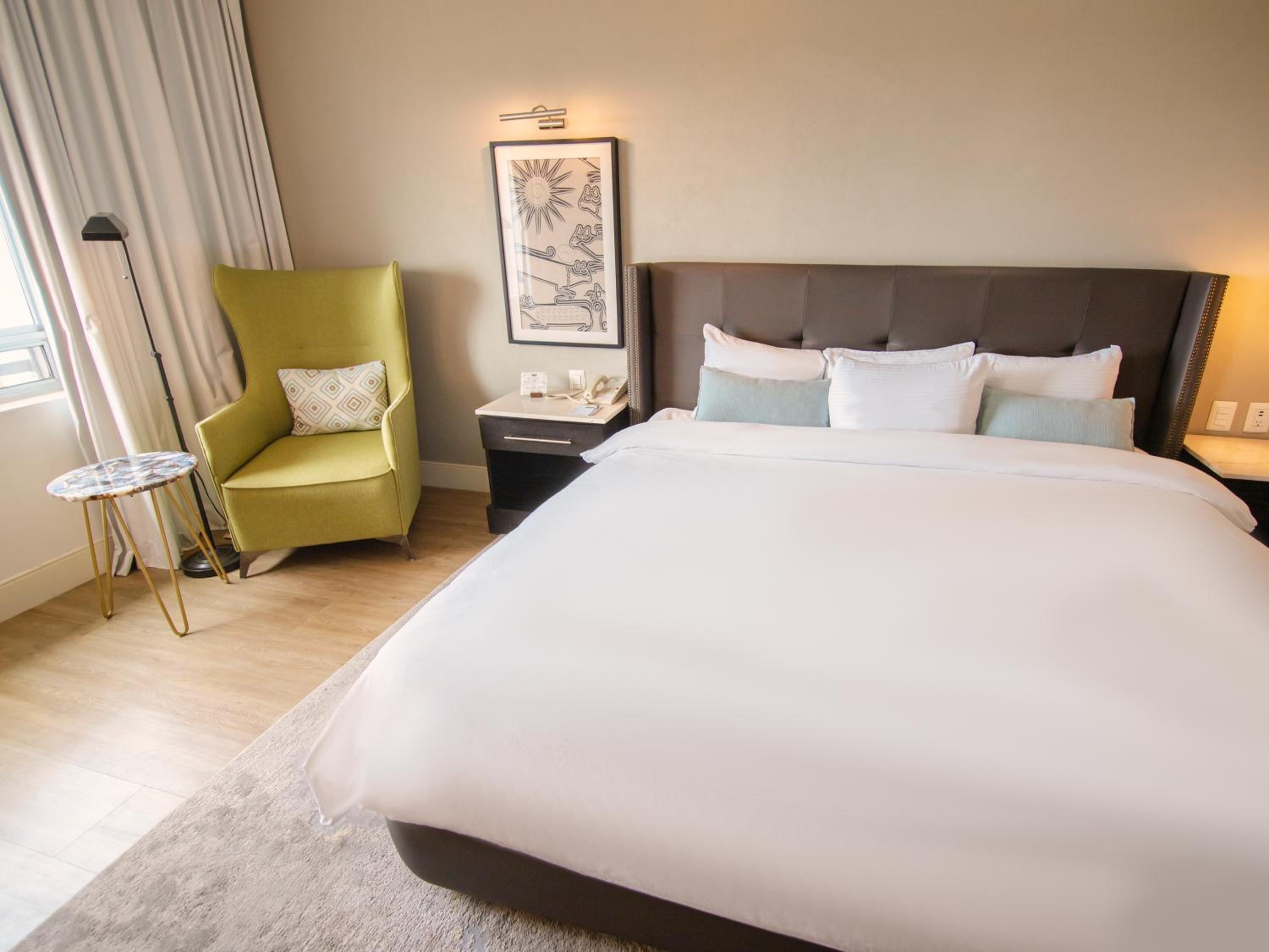 Deluxe King Room (newly renovated) - Photo 6