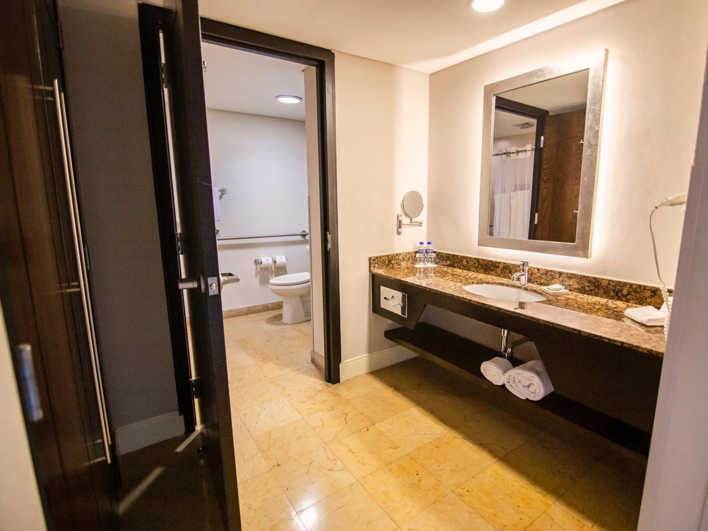 Deluxe King Room (newly renovated) - Photo 2
