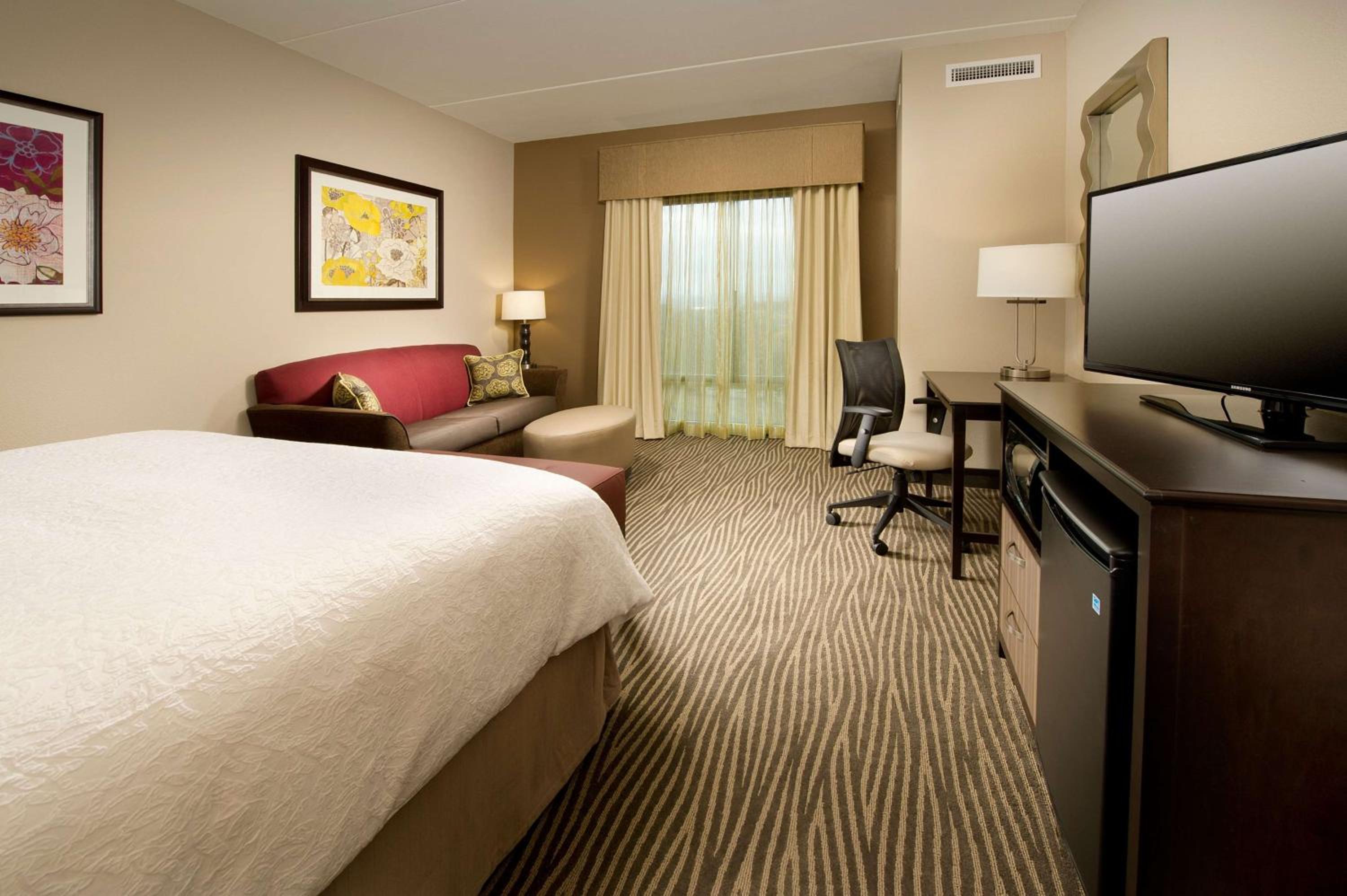 King Room with Sofa Bed - Hearing Accessible/Non-Smoking photo 2