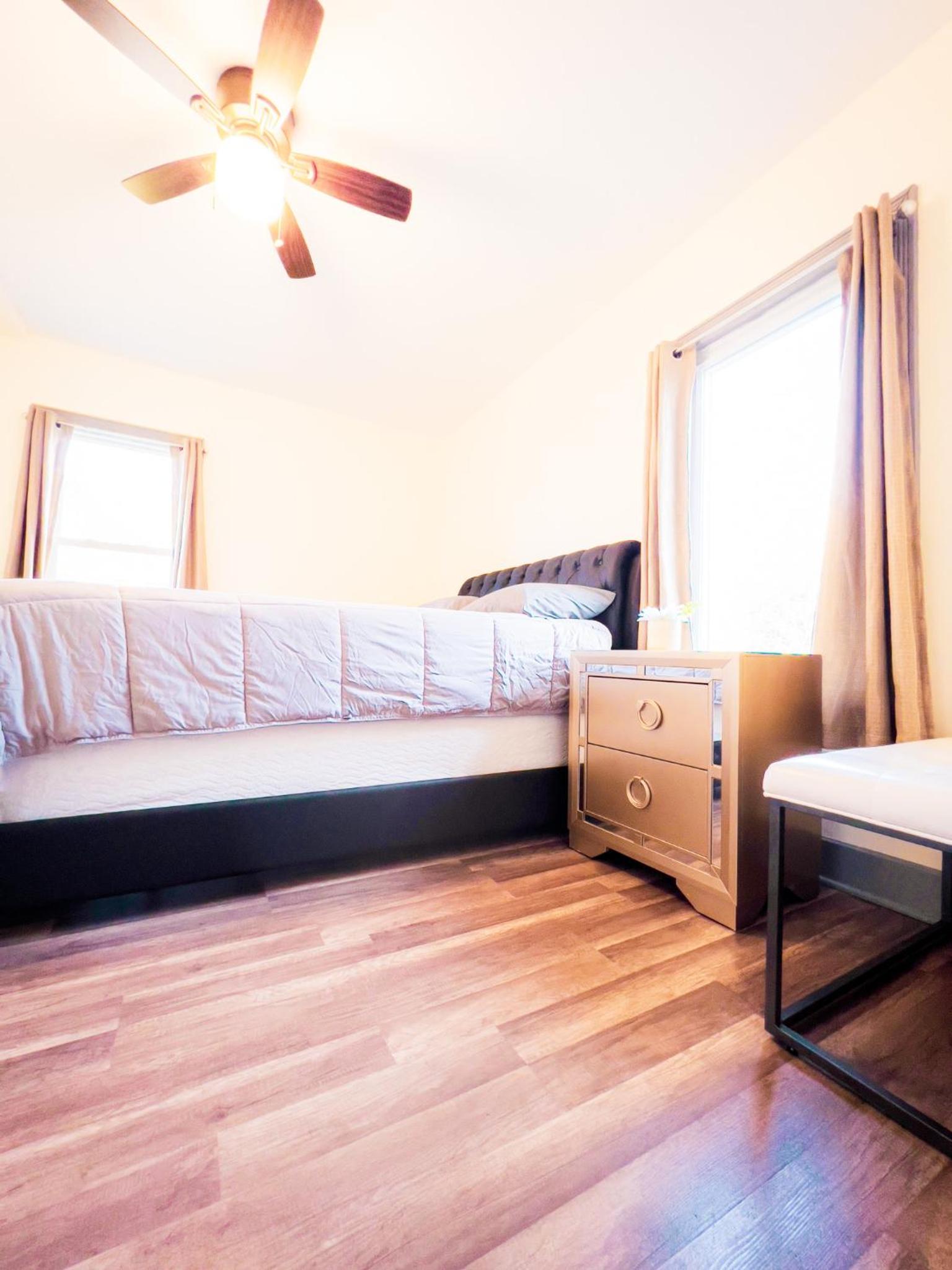 Five-Bedroom House photo 2