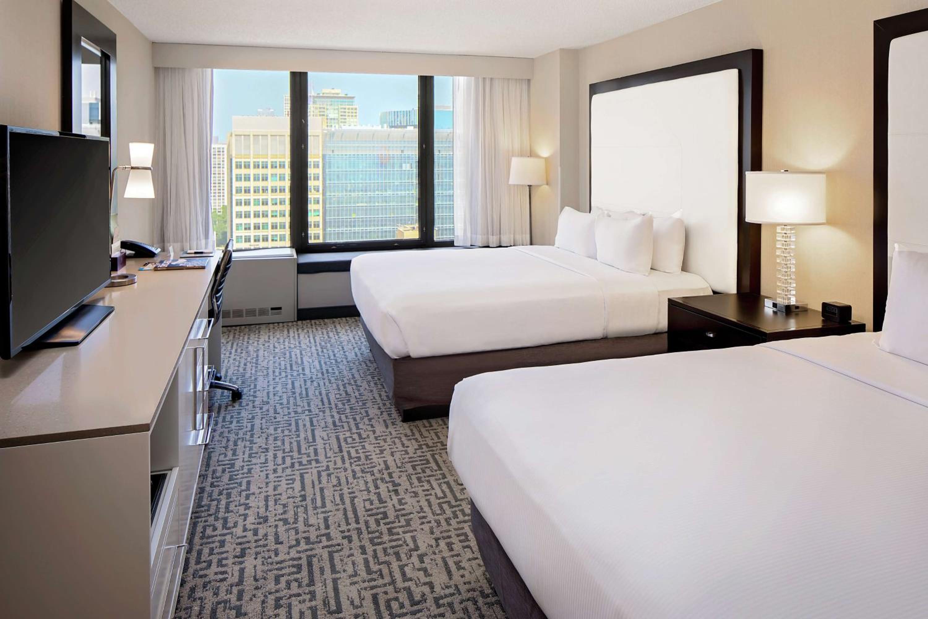 Queen Room with Two Queen Beds and City View - Non-Smoking - Photo 3