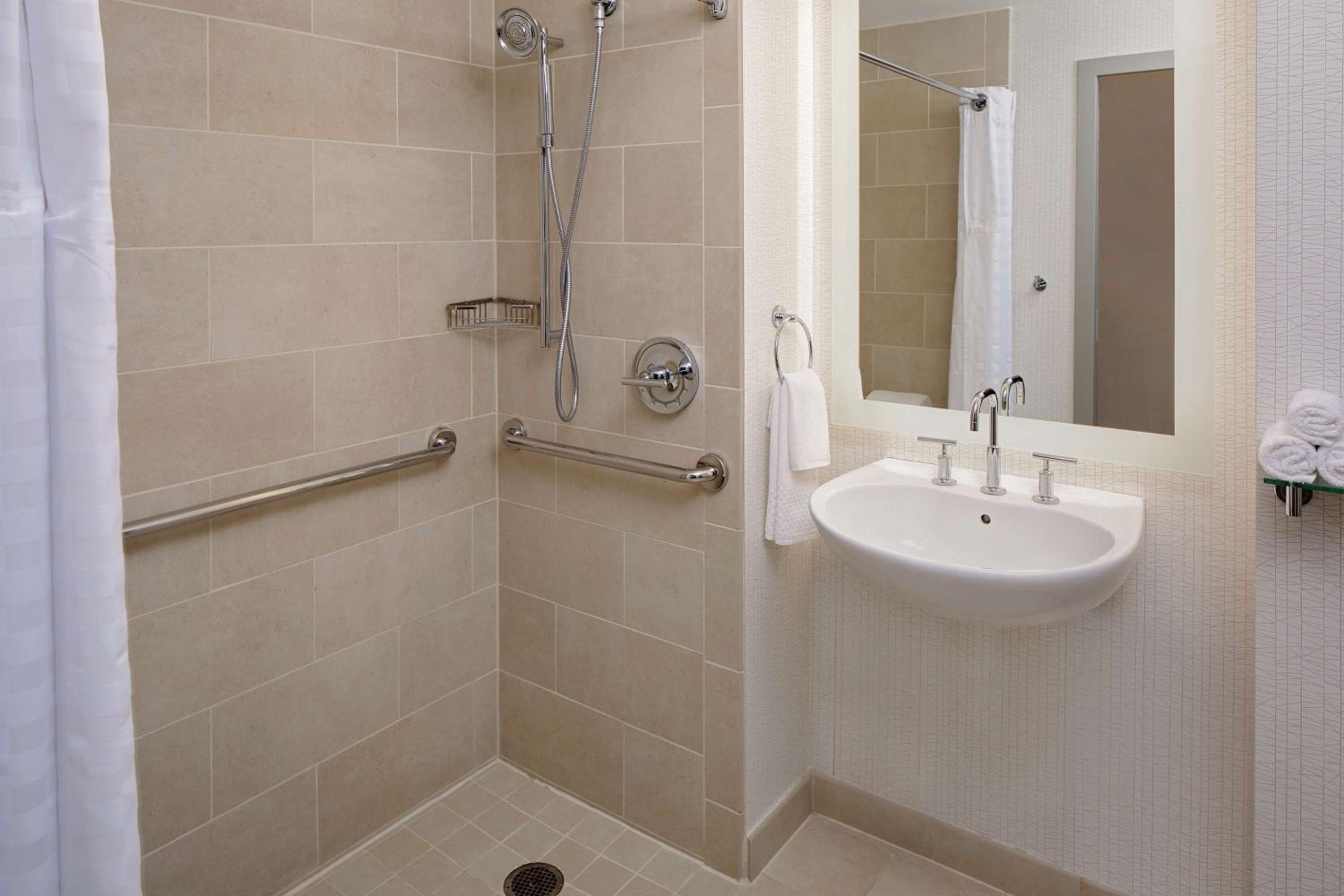 Queen Room with Two Queen Beds - Disability Access/Roll-In Shower - Non-Smoking - Photo 2