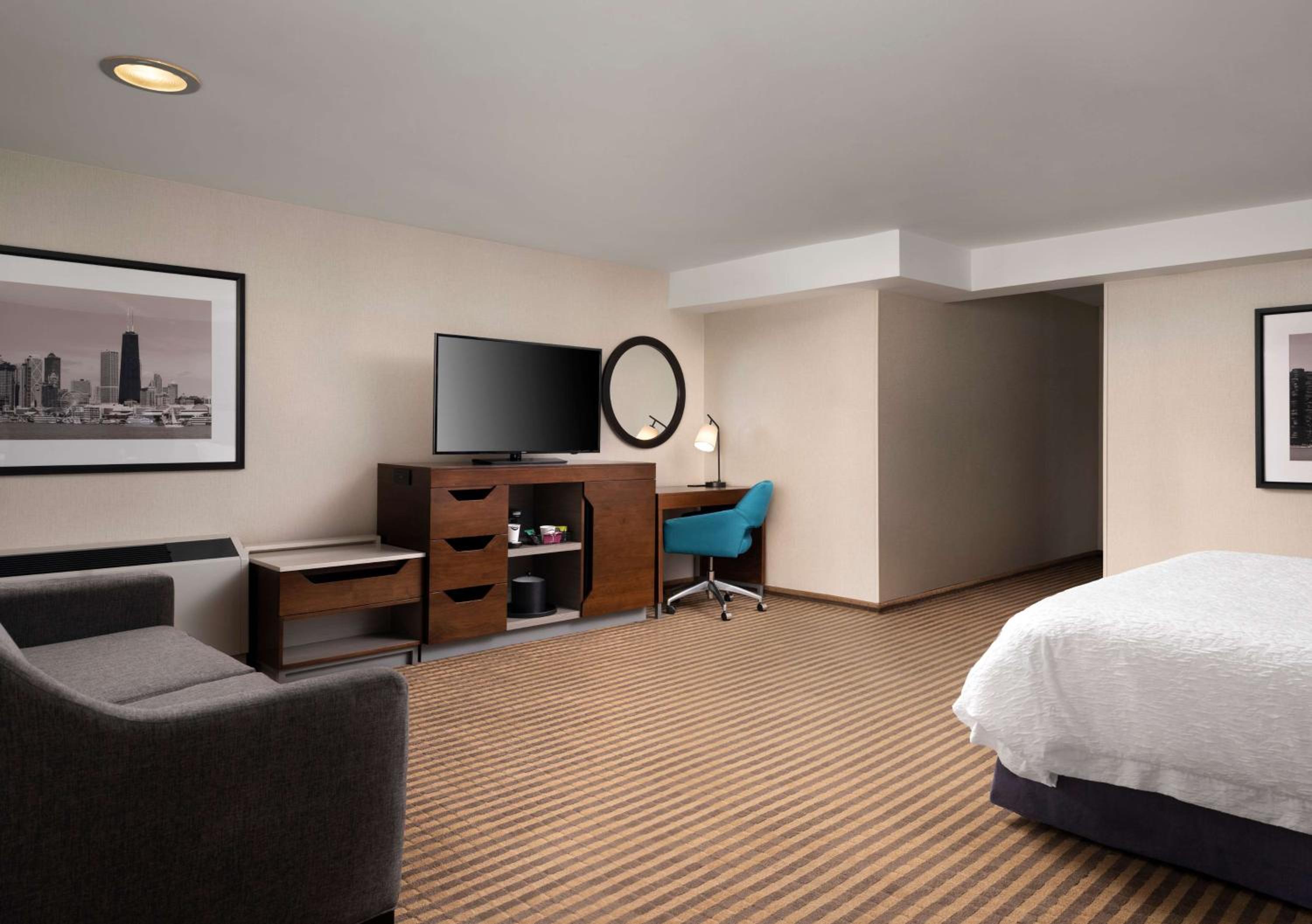 King Room with Sofa Bed - Photo 1