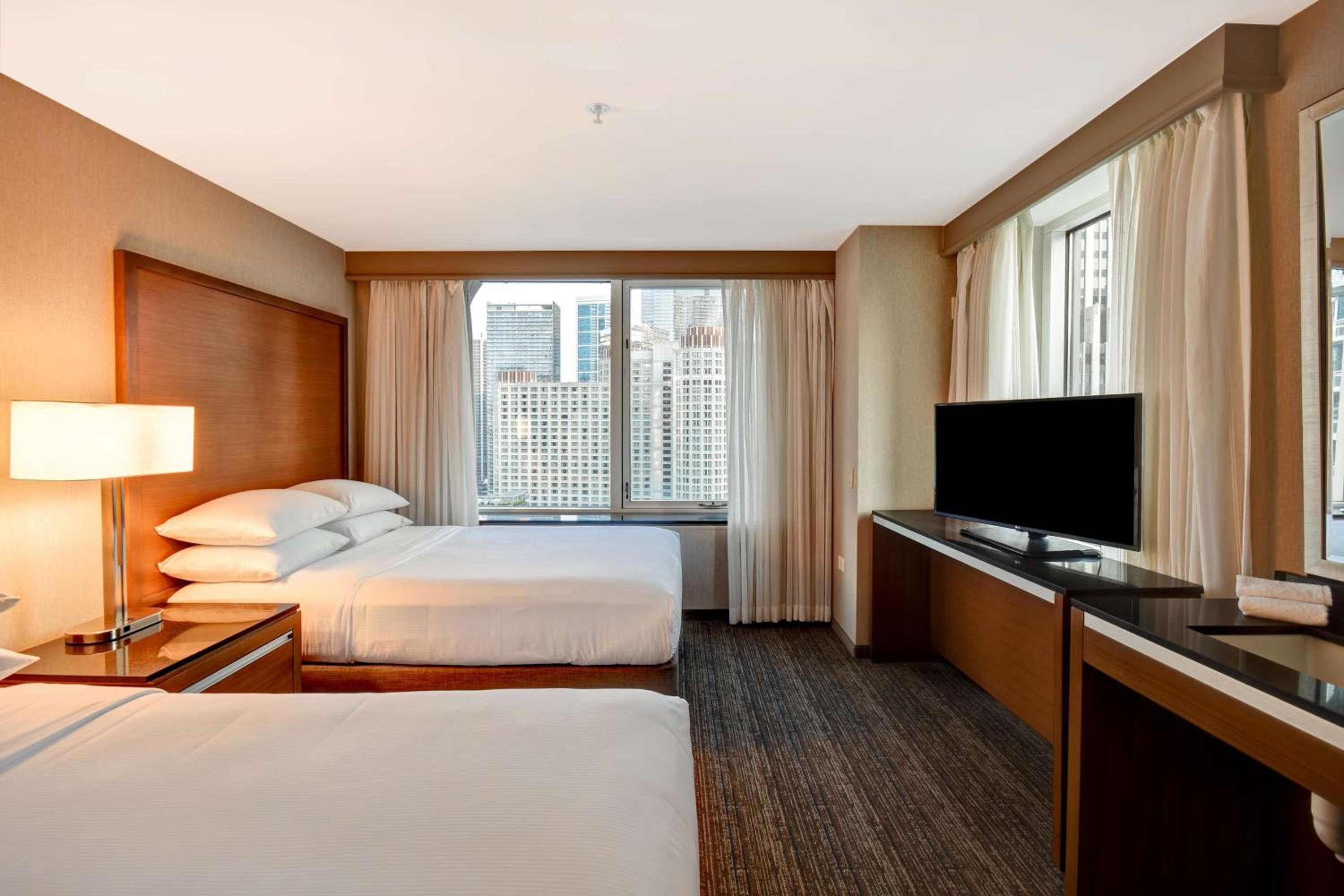 Suite with Two Double Beds - High floor/City View - Photo 1