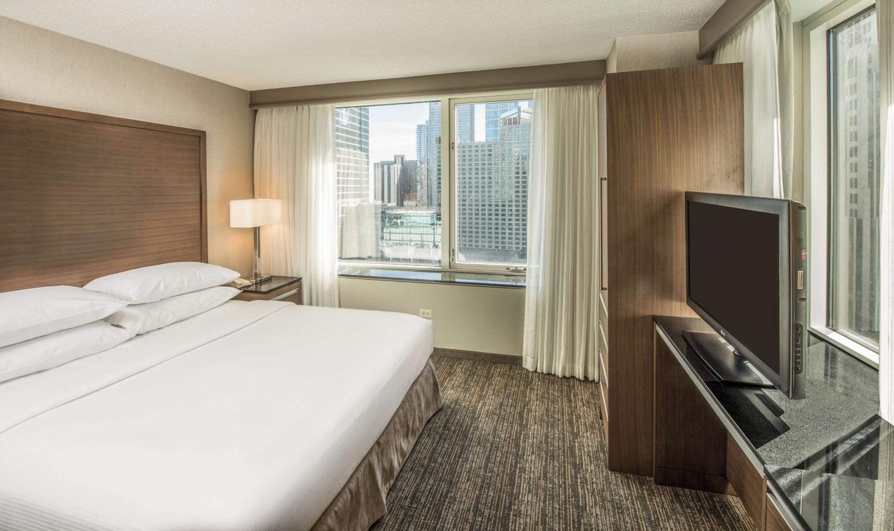 King Corner Suite with City View - Non-Smoking - Photo 5