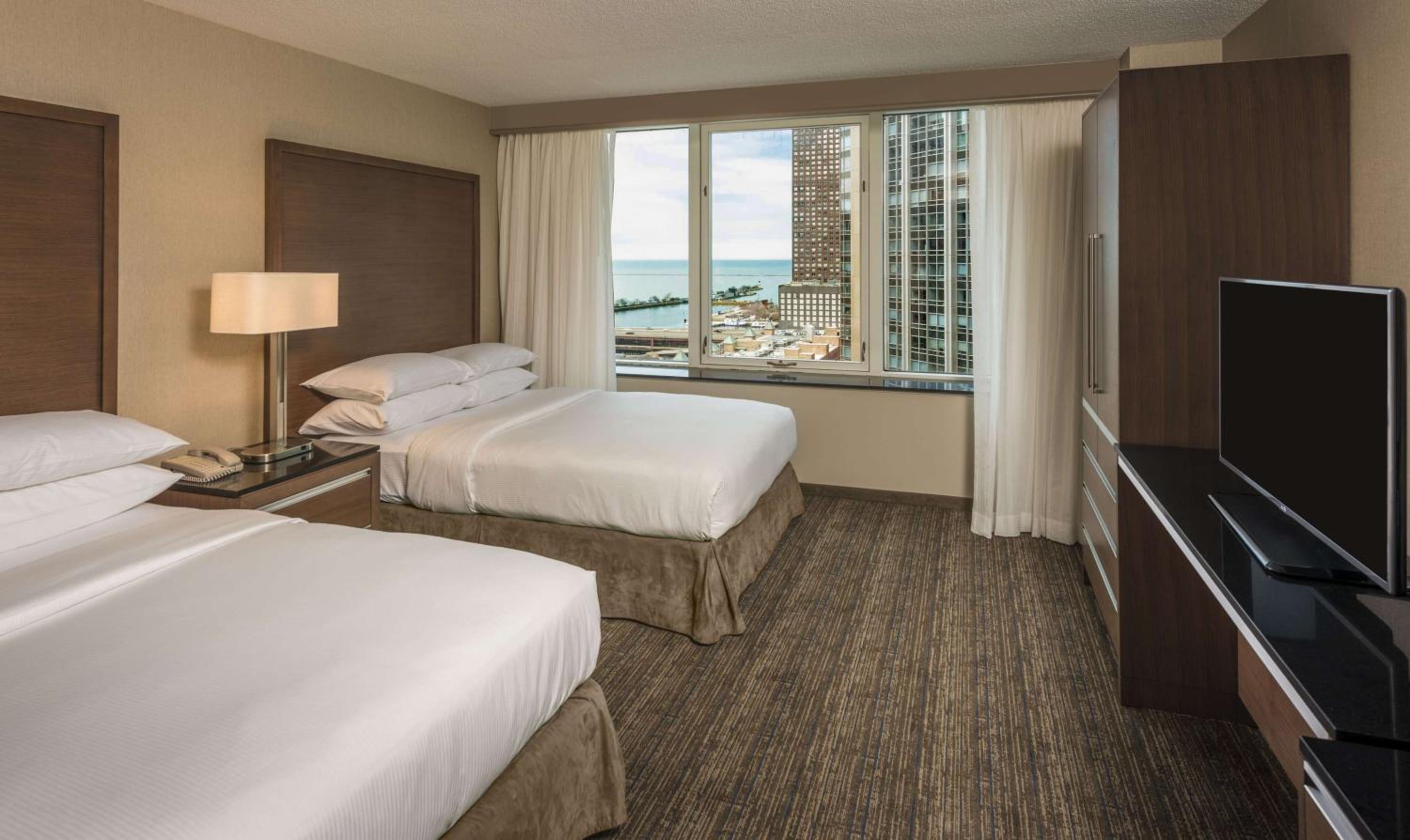 Suite with Two Double Beds - High Floor/Lake View - Photo 1