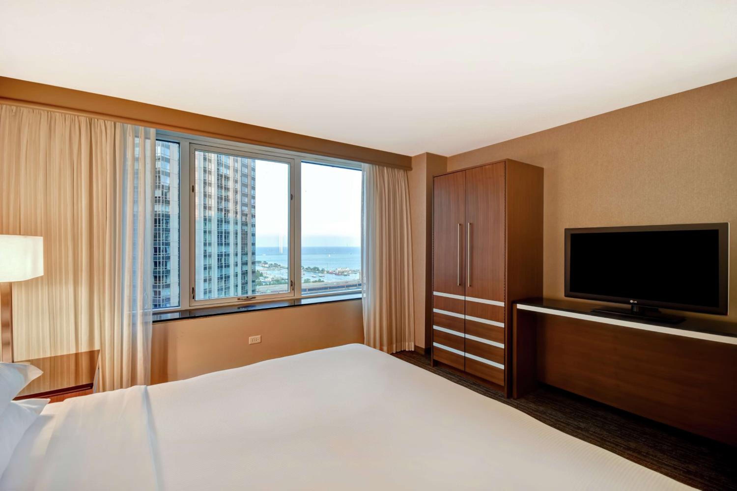 Premium Double Suite with Two Double Beds - Lake View - Photo 5