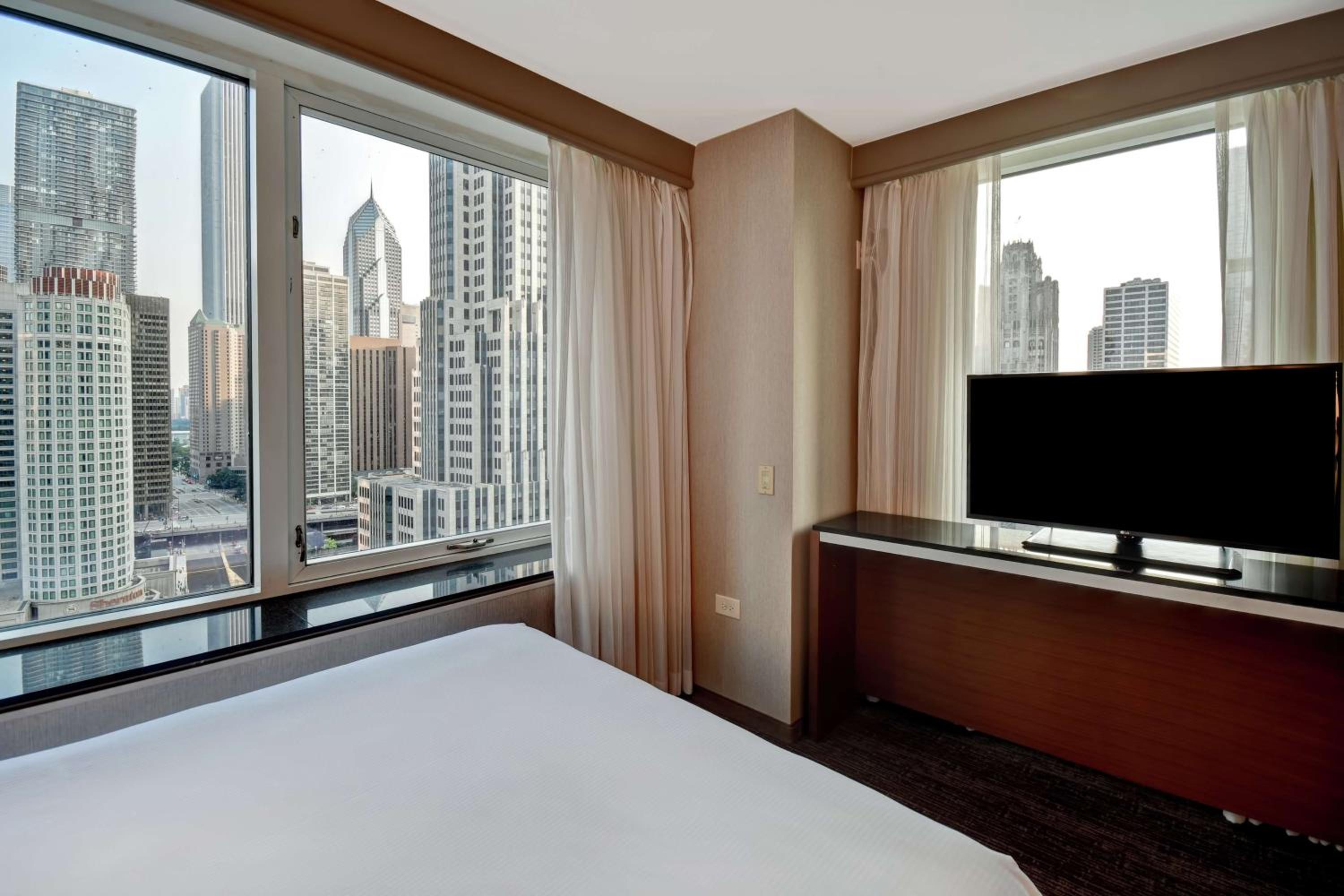 Premium Corner King Suite - One Bedroom - Photo 4