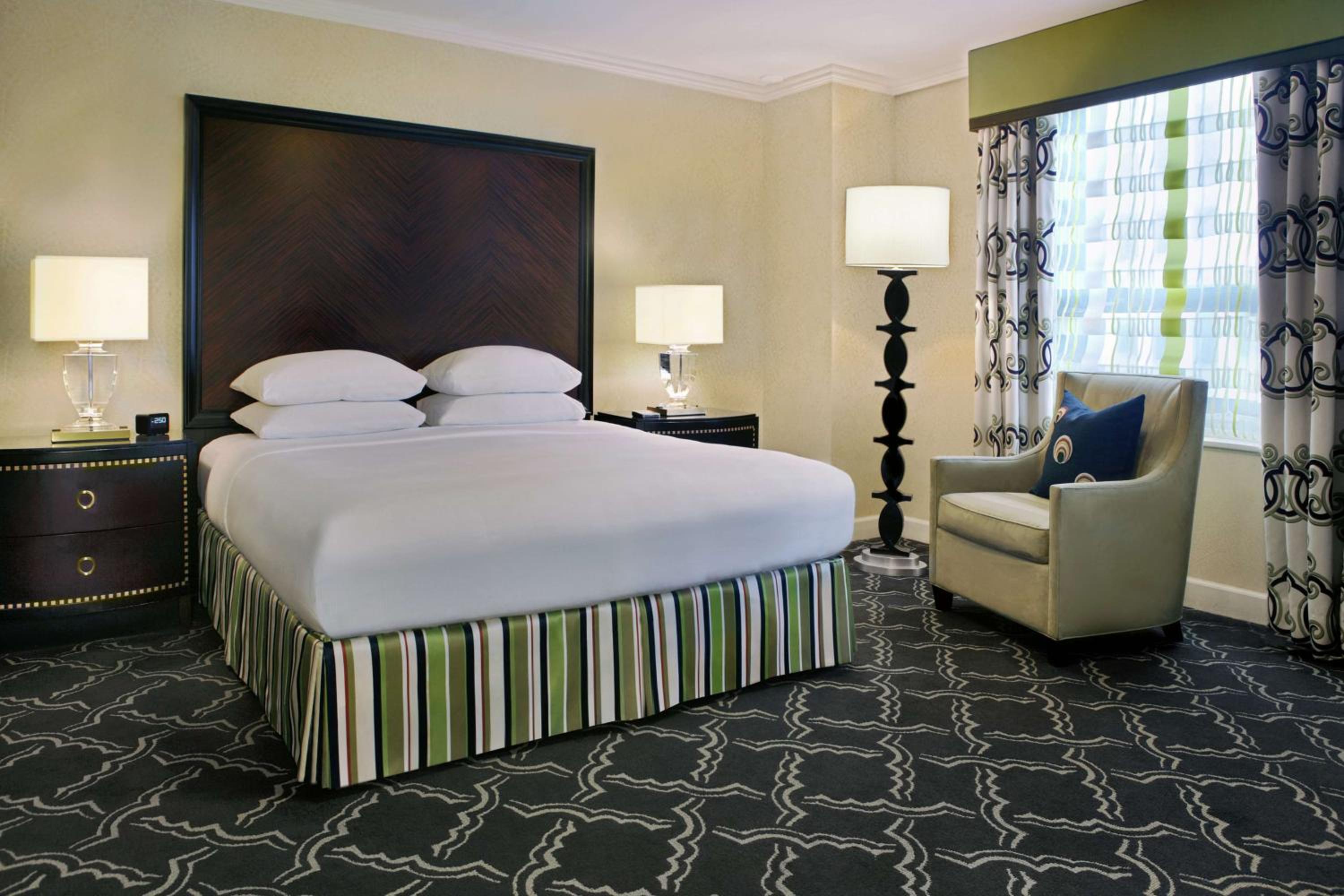 One-Bedroom King Suite with Roll-In Shower - Mobility Access