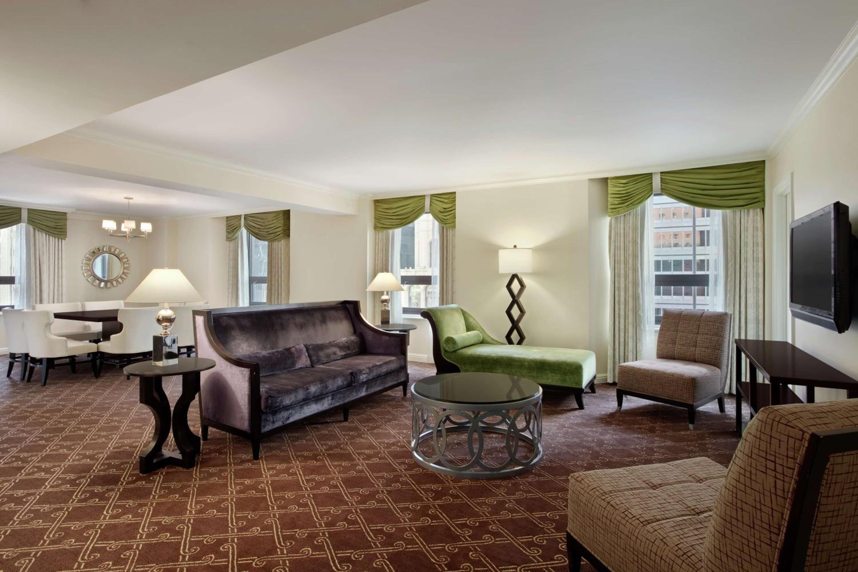 One-Bedroom King Suite with Roll-In Shower - Mobility Access thumbnail 5