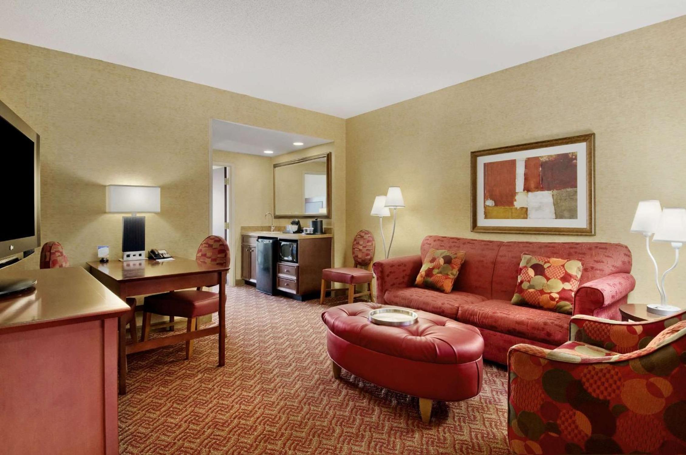 One-Bedroom King Suite - Hearing Access/Non-Smoking - Photo 3