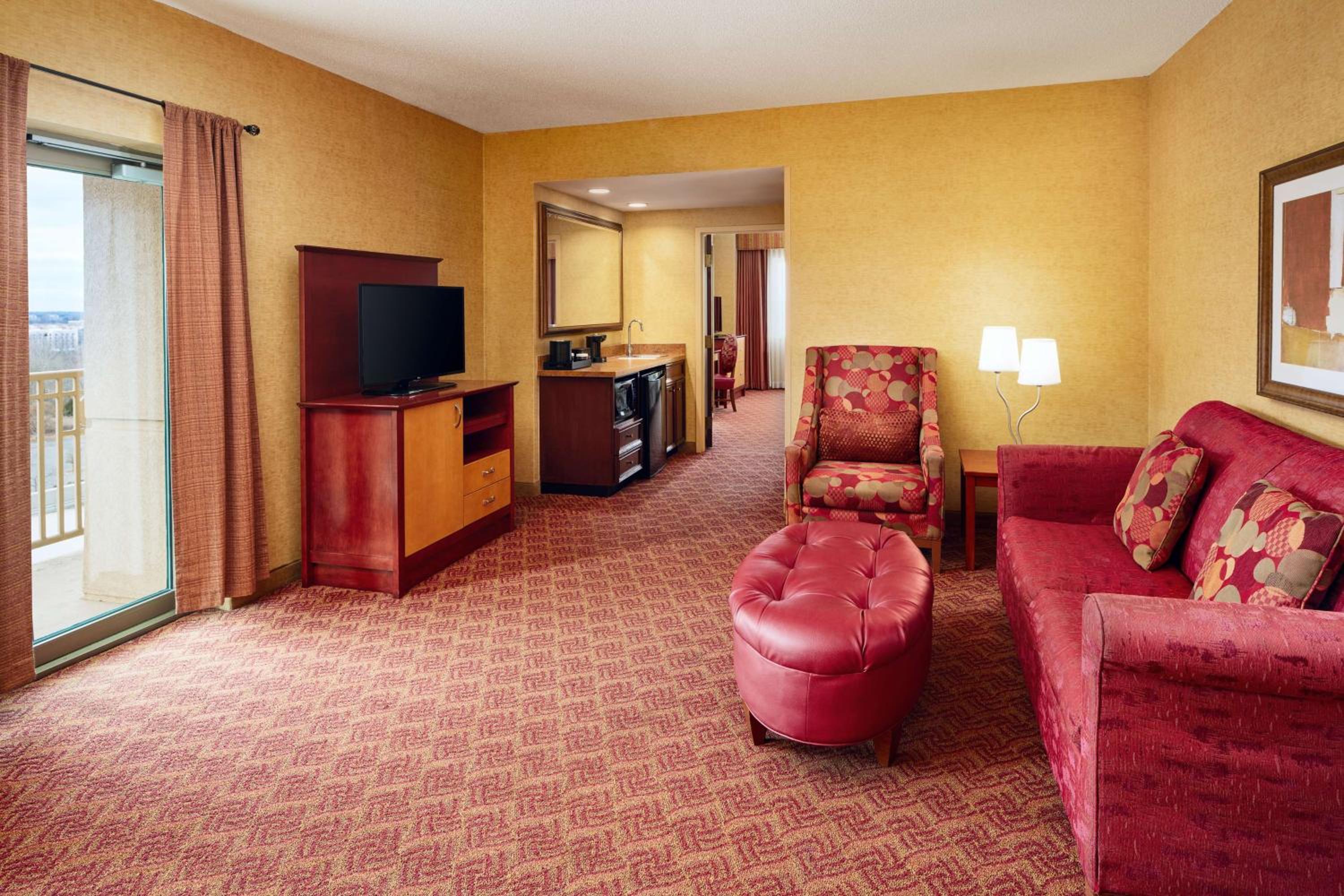 Corner Queen Suite with Two Queen Beds - Non-Smoking - Photo 7