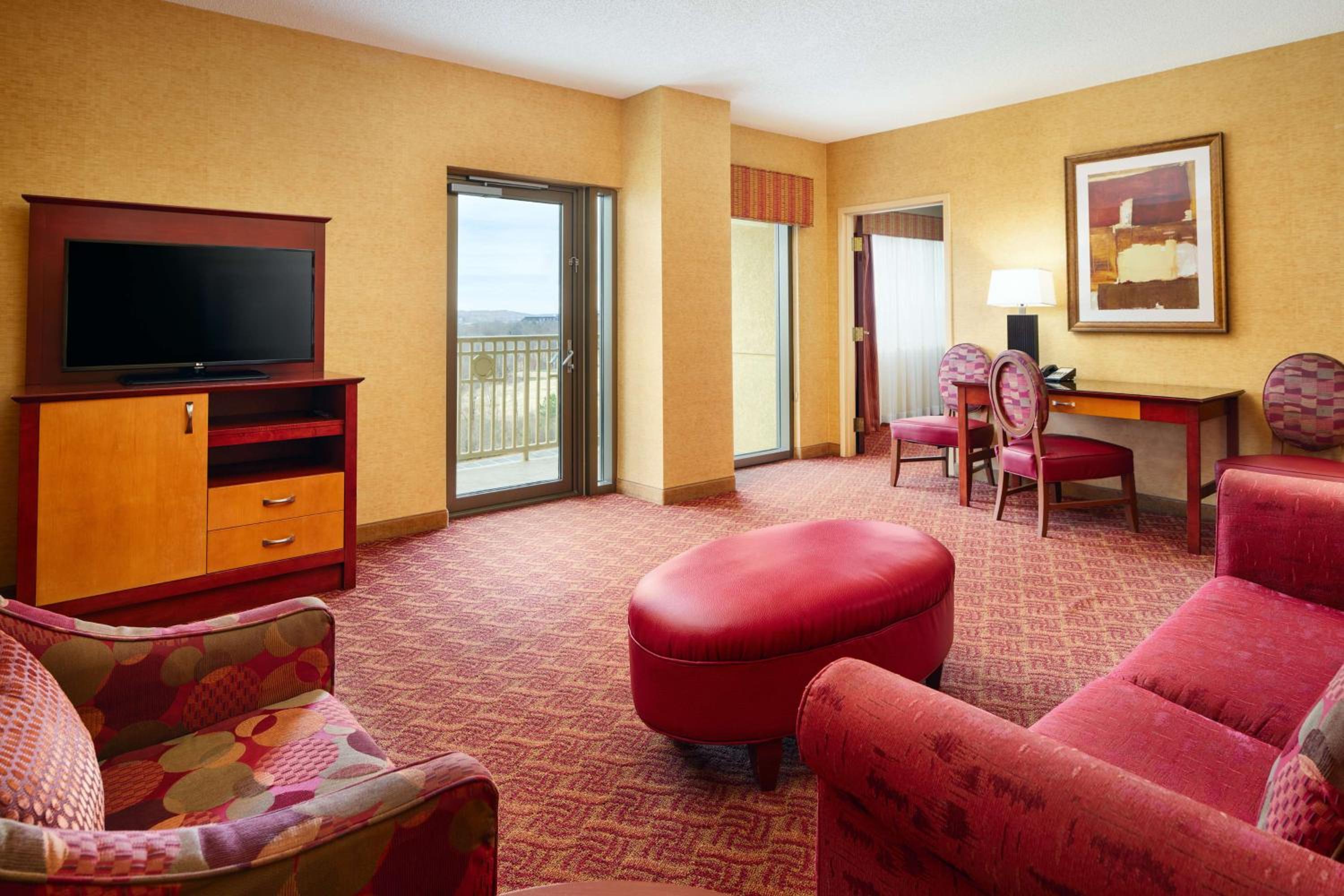 Corner Queen Suite with Two Queen Beds - Non-Smoking - Photo 6
