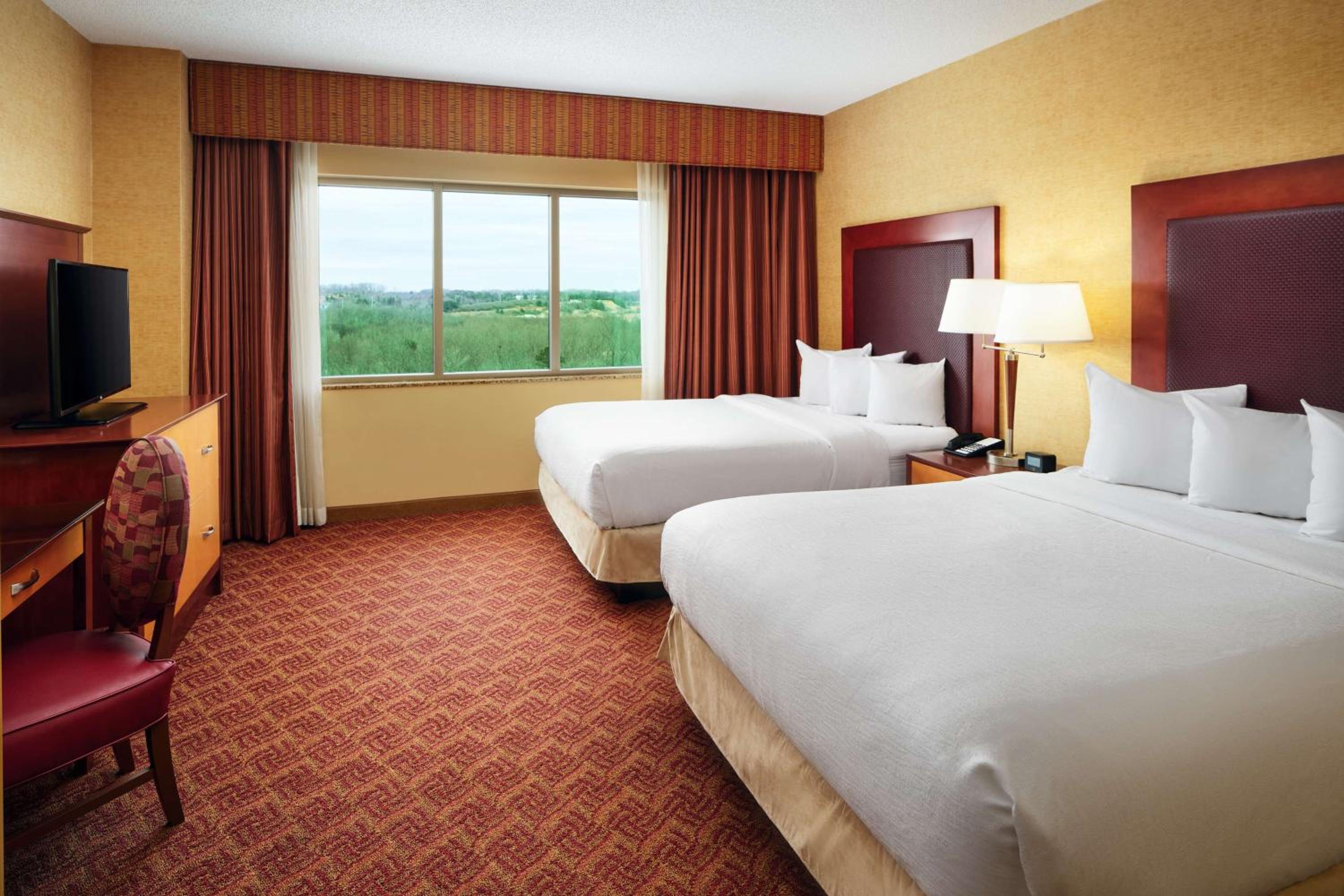 Corner Queen Suite with Two Queen Beds - Non-Smoking - Photo 4