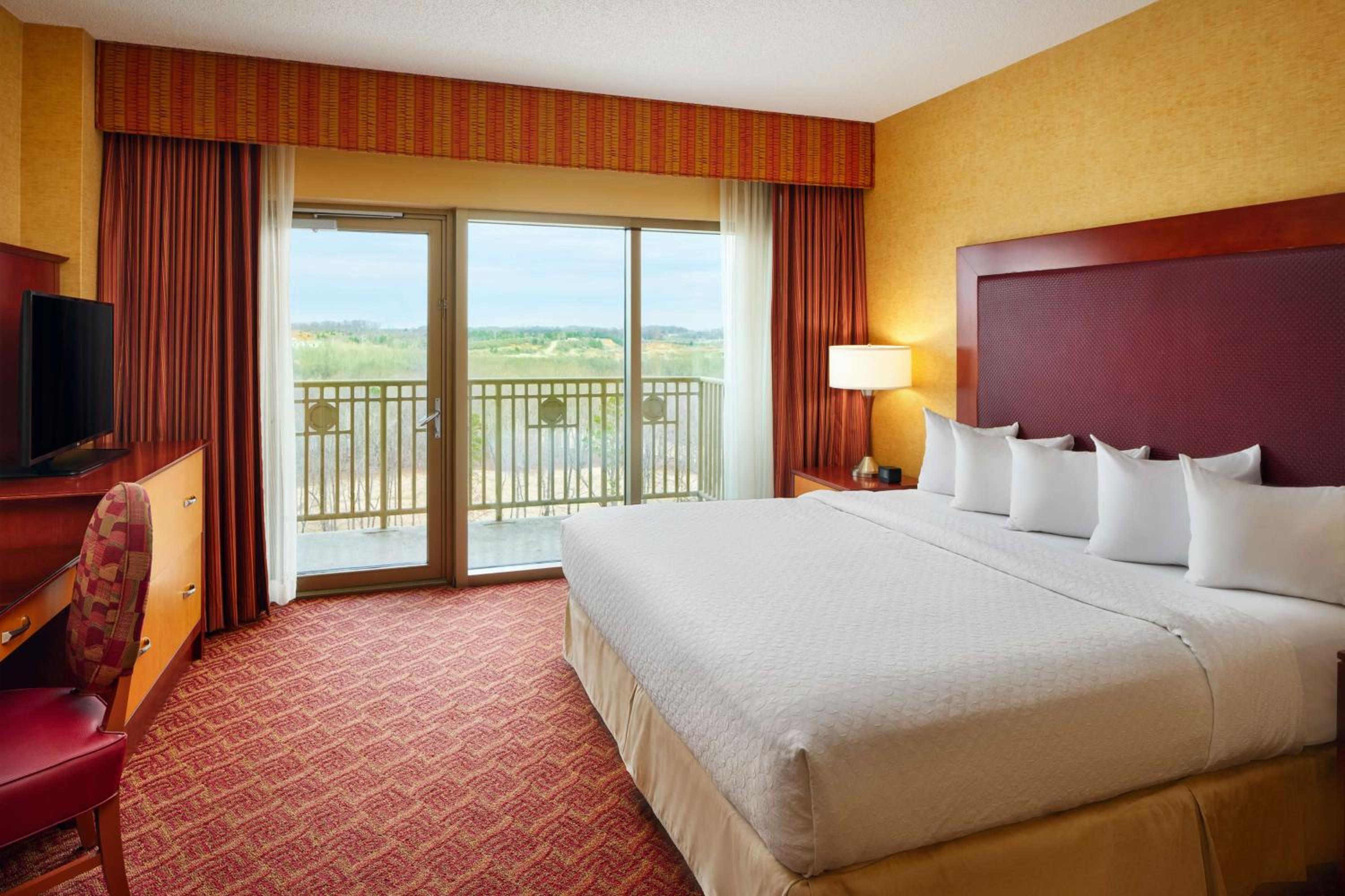 King Suite with Balcony - Non-Smoking
