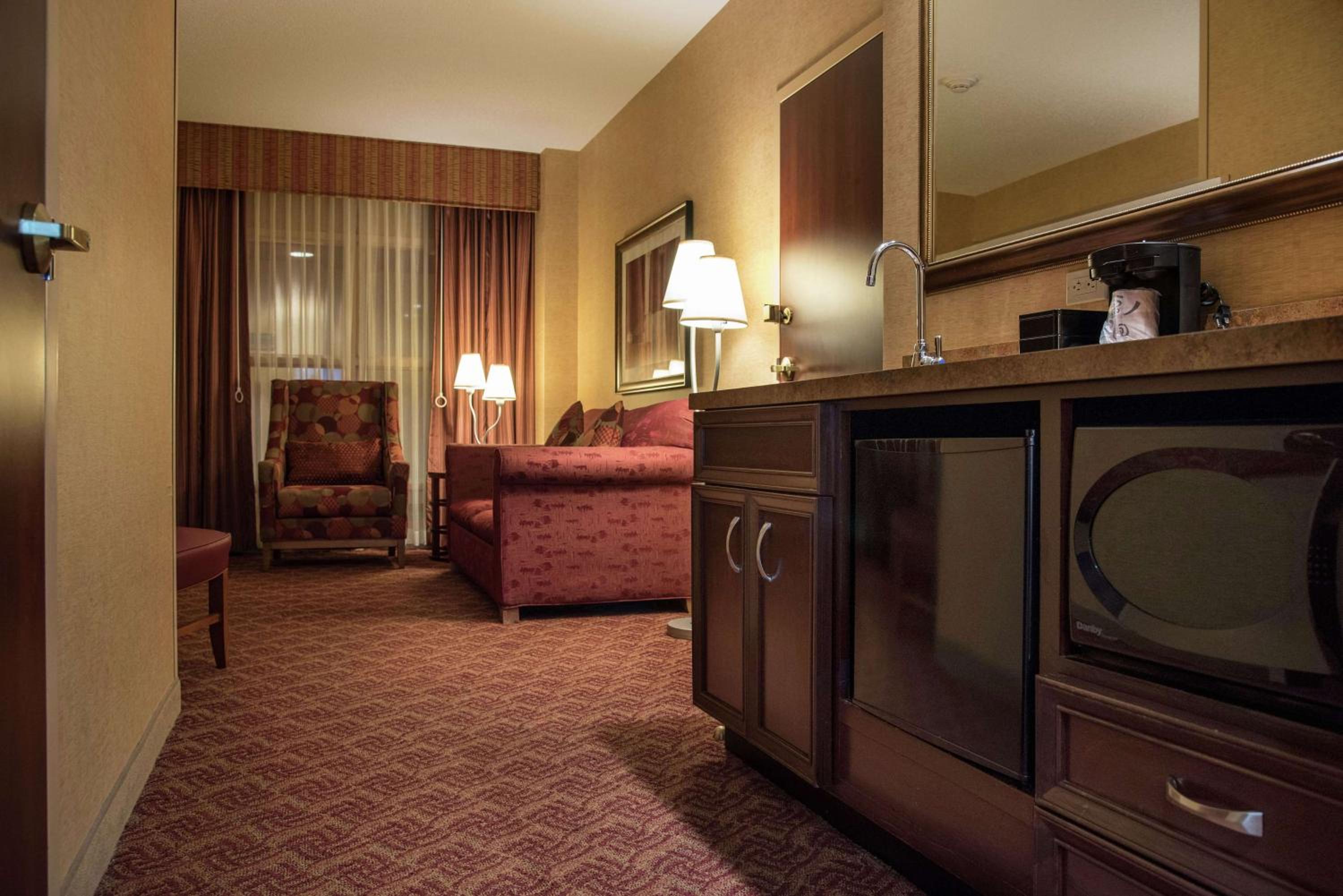 Corner Queen Suite with Two Queen Beds - Non-Smoking - Photo 3