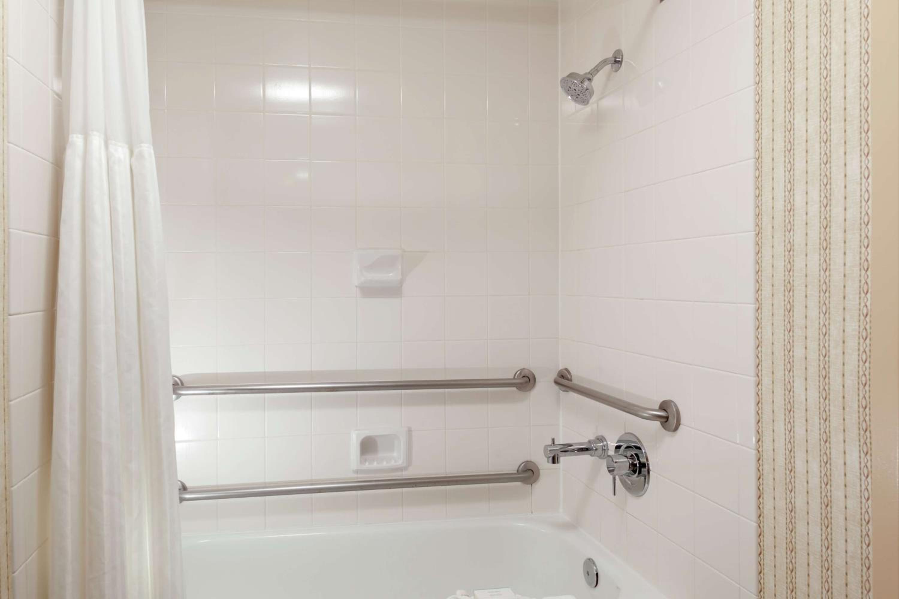 King Room with Accessible Tub - Mobility Access - Photo 4