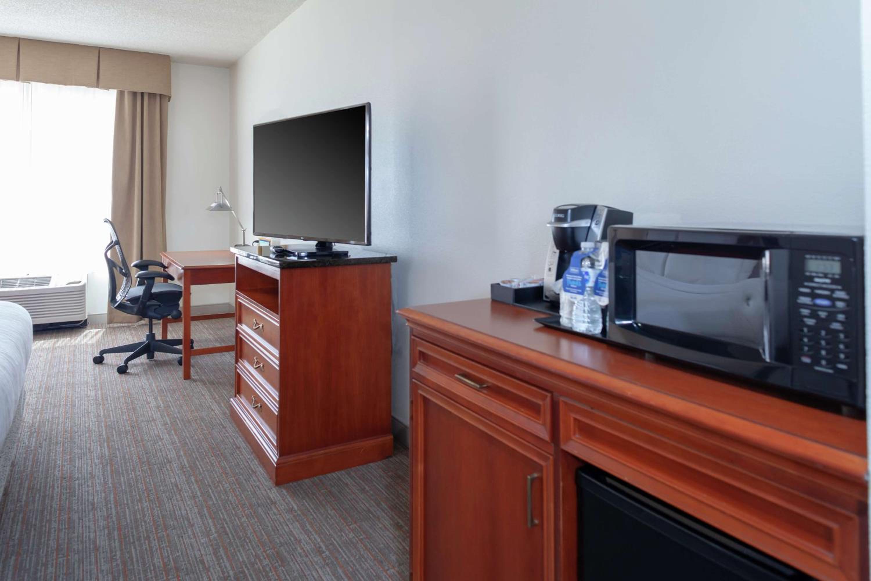 King Room with Accessible Tub - Mobility Access - Photo 1