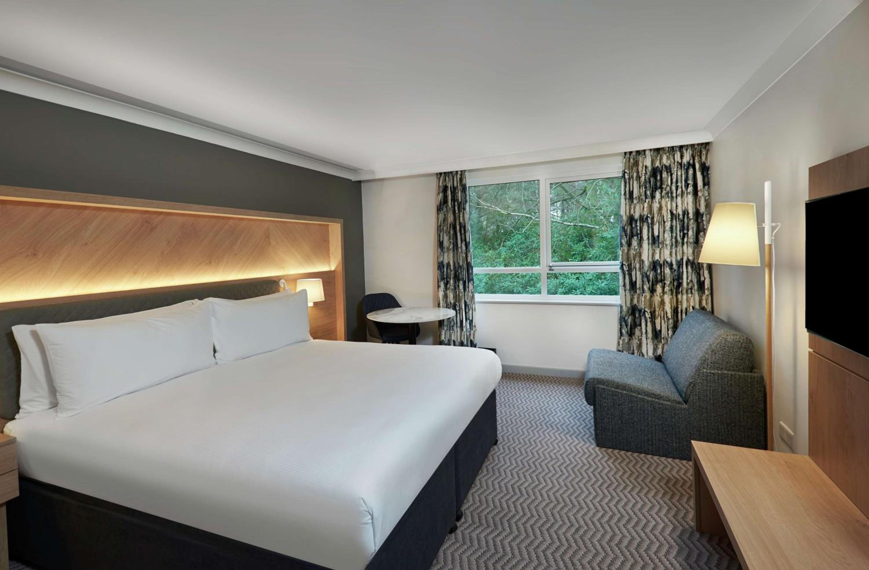 King Room with Double Sofa Bed - Photo 2