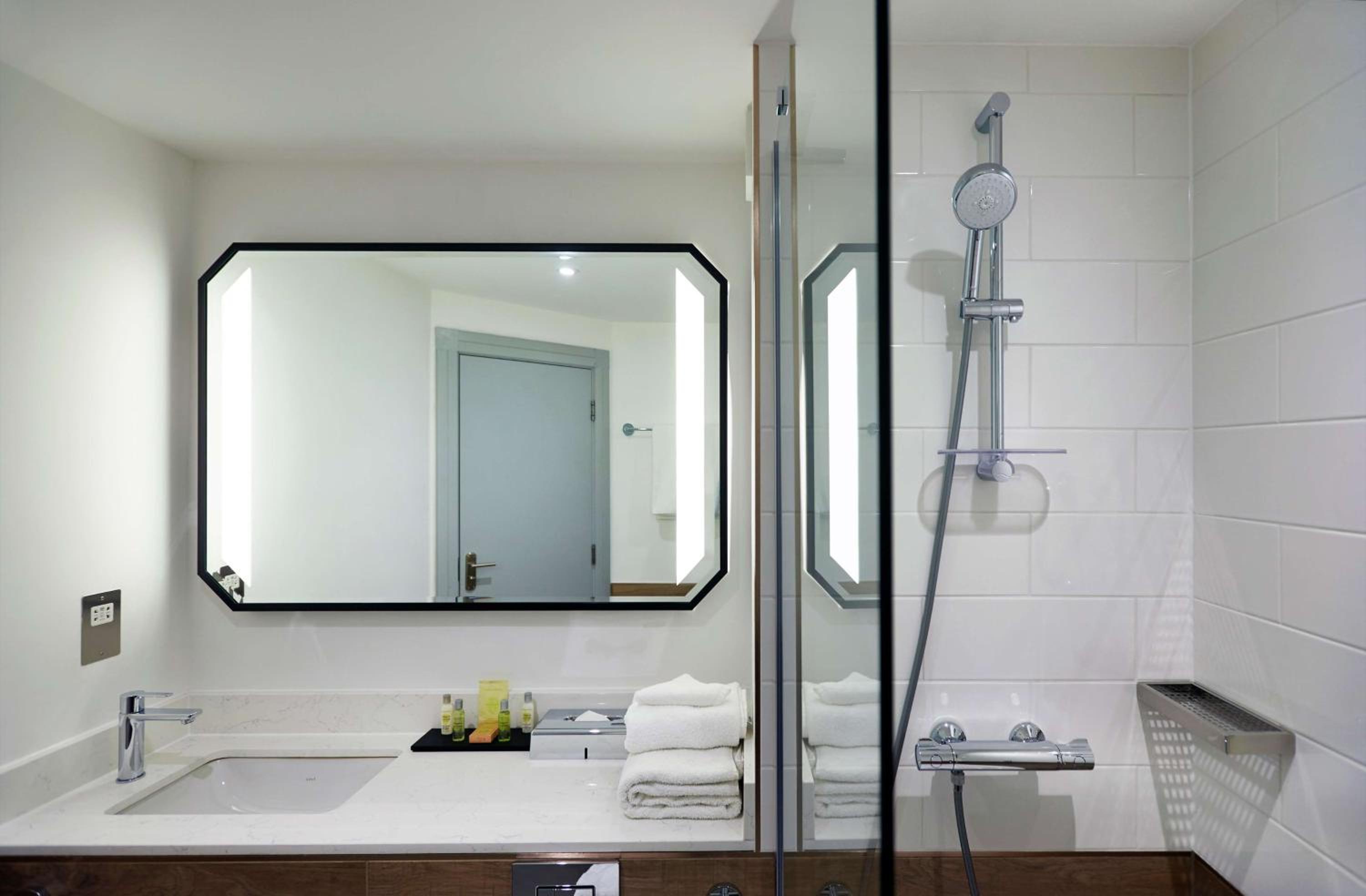 Deluxe King Room - Photo 7