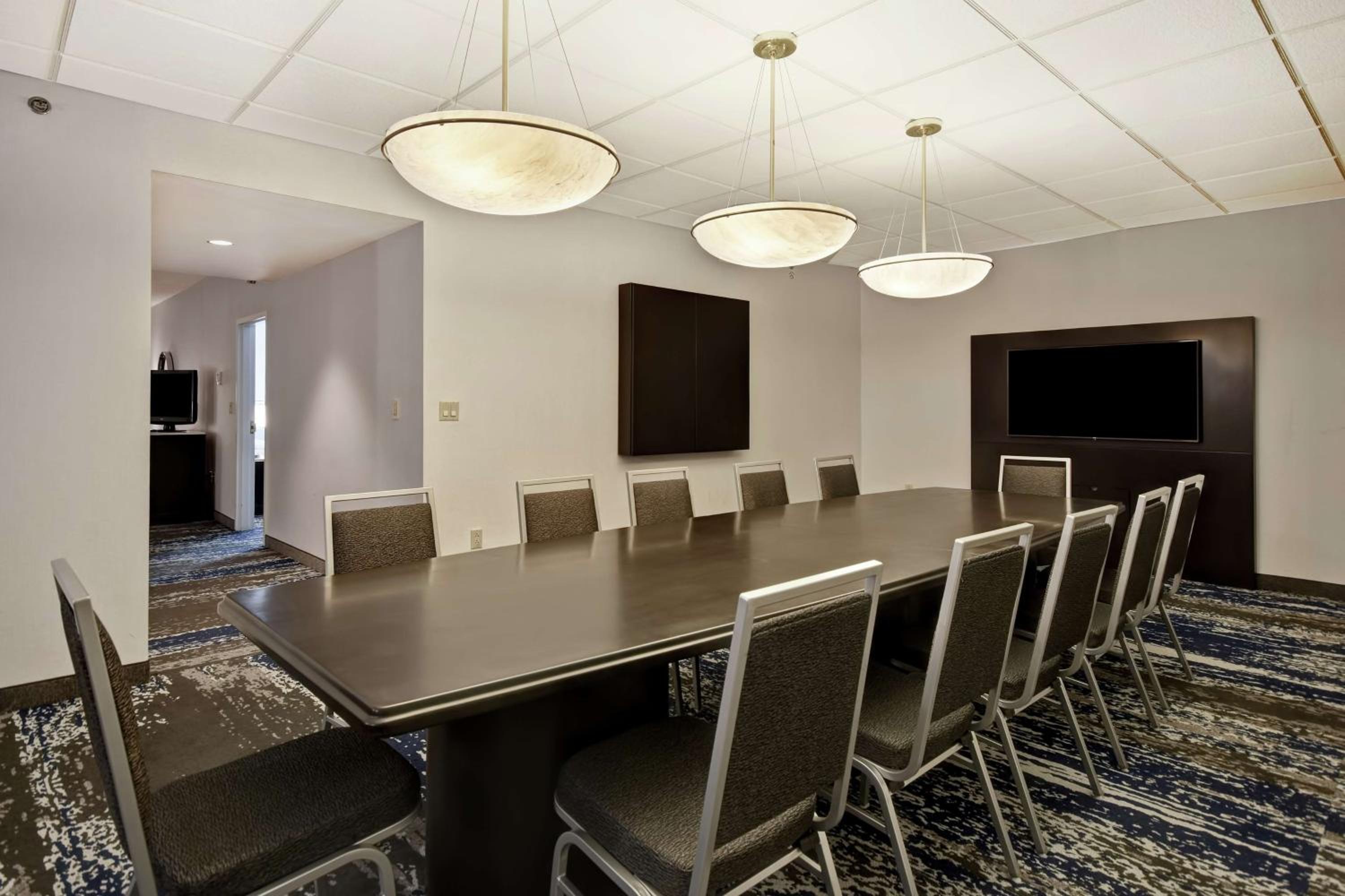 King Hospitality Suite- Non-Smoking - Photo 5