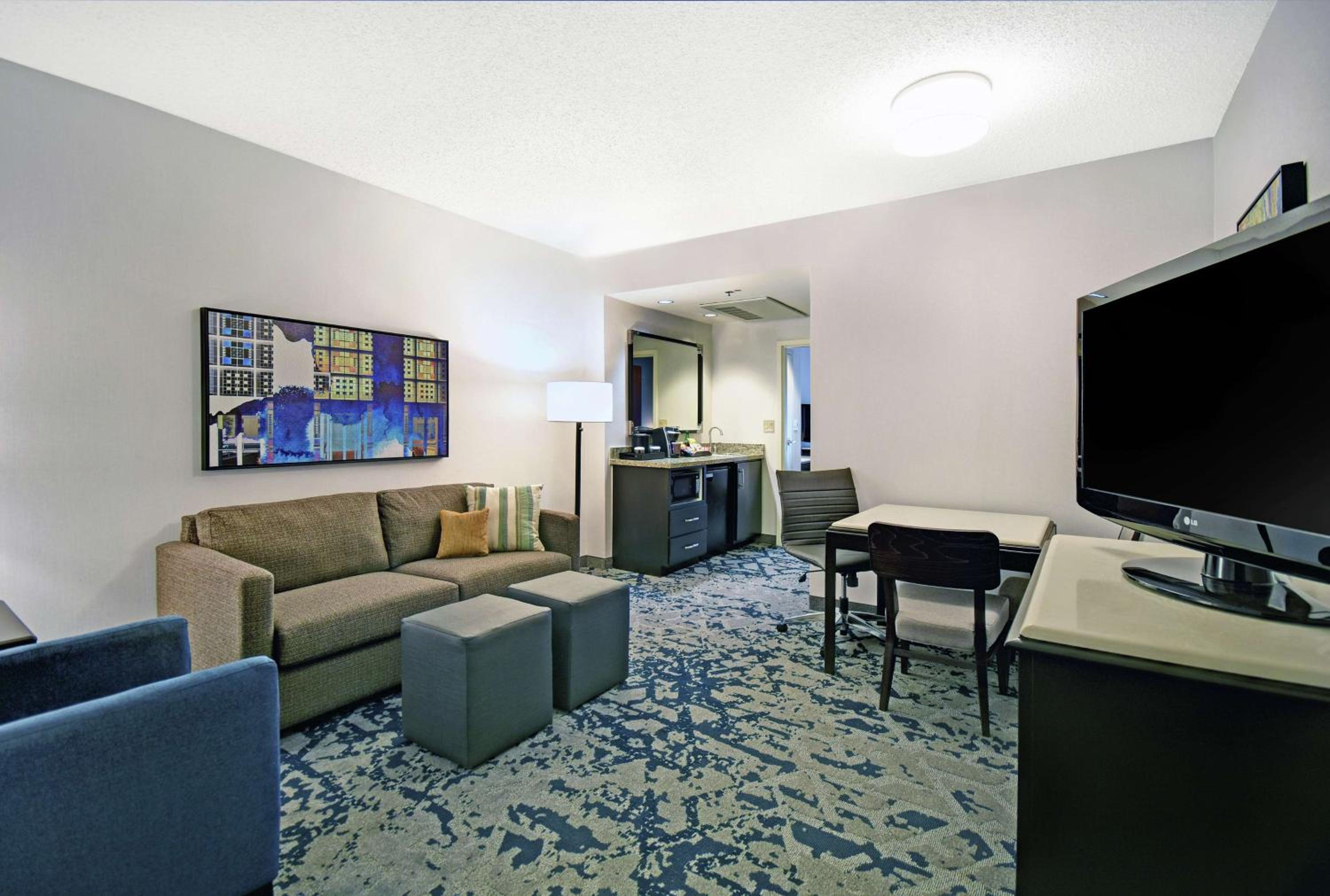Two-Room King Suite - Non-Smoking - Photo 3
