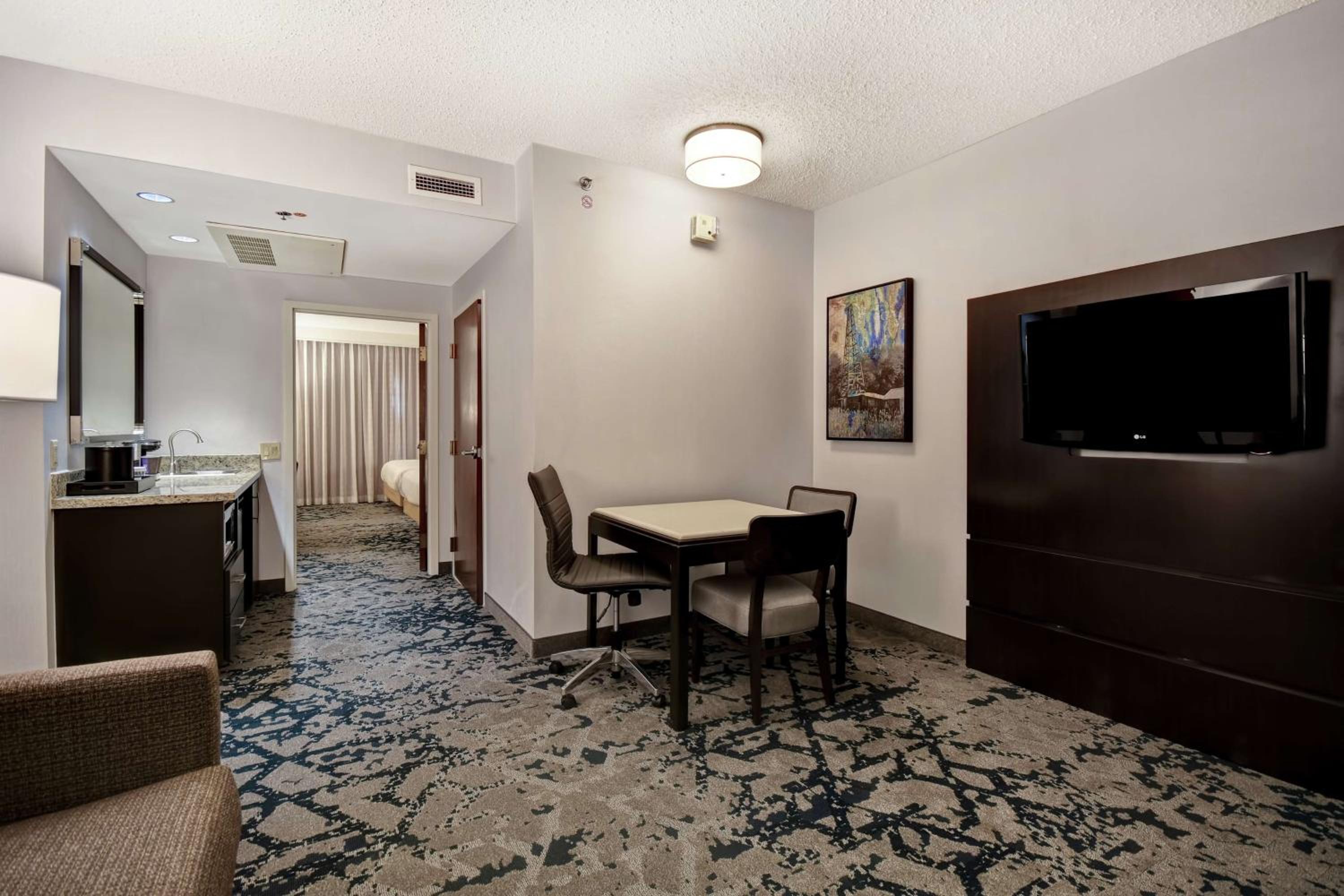 One-Bedroom Suite with Two Double Beds and Roll-in Shower - Mobility Access/Non-Smoking - Photo 3
