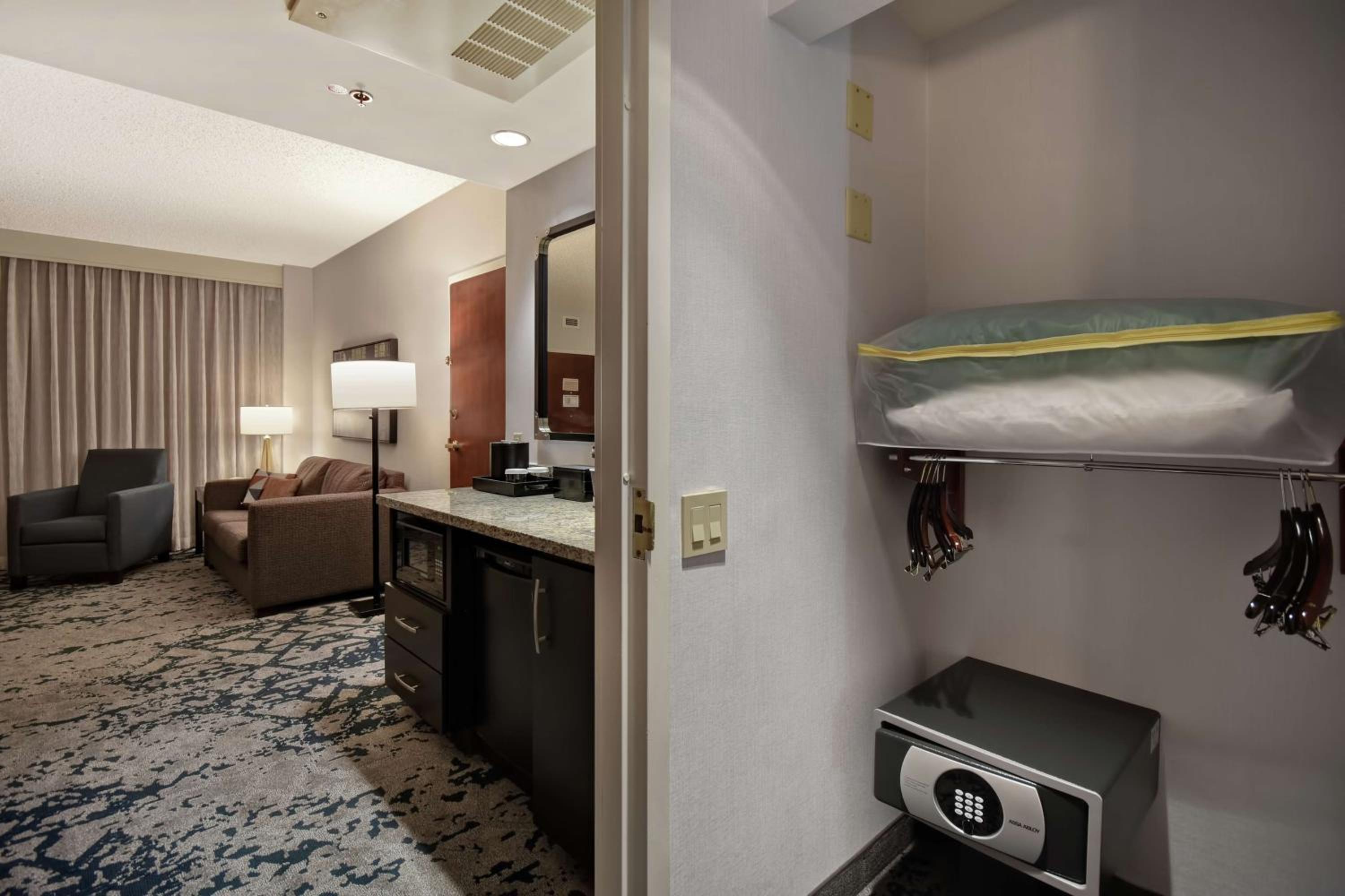 One-Bedroom Suite with Two Double Beds and Roll-in Shower - Mobility Access/Non-Smoking - Photo 2