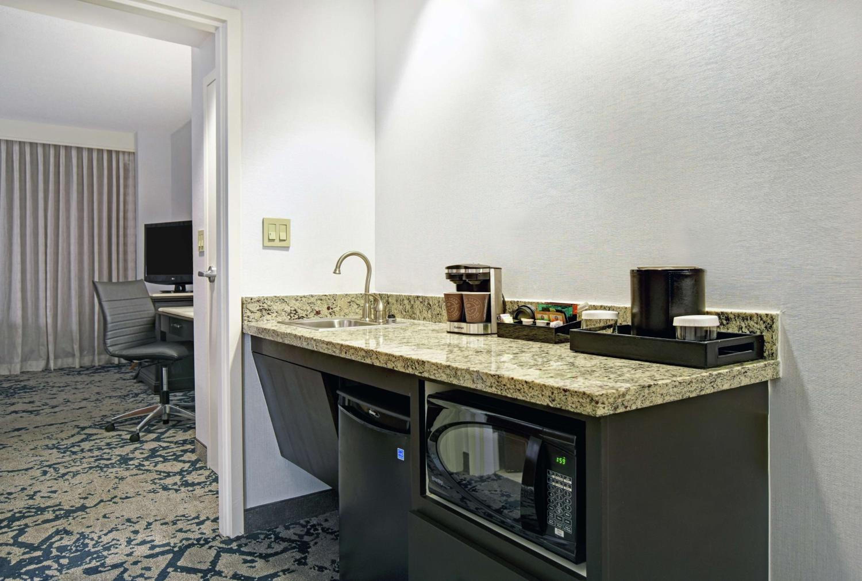 King Corner Suite with City View - Non-Smoking - Photo 3