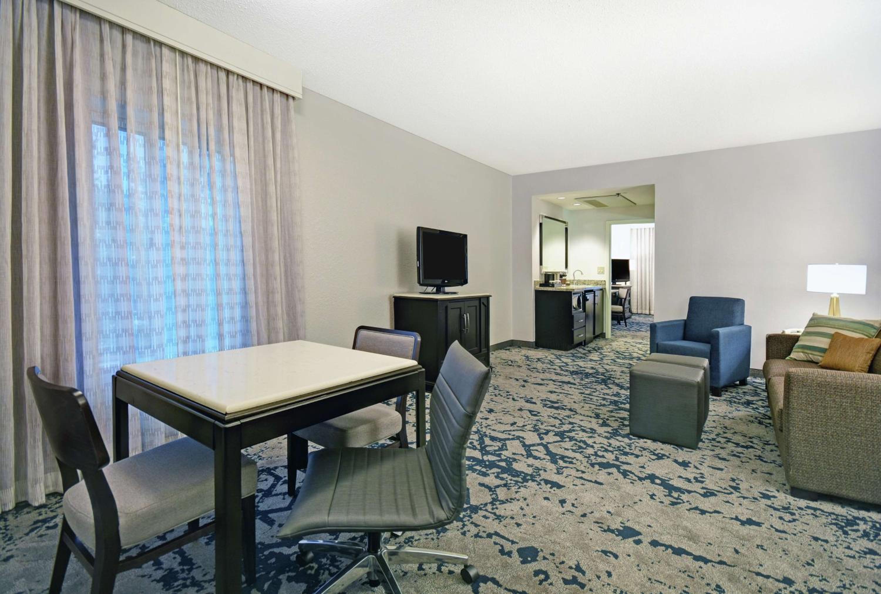 King Corner Suite with City View - Non-Smoking - Photo 2