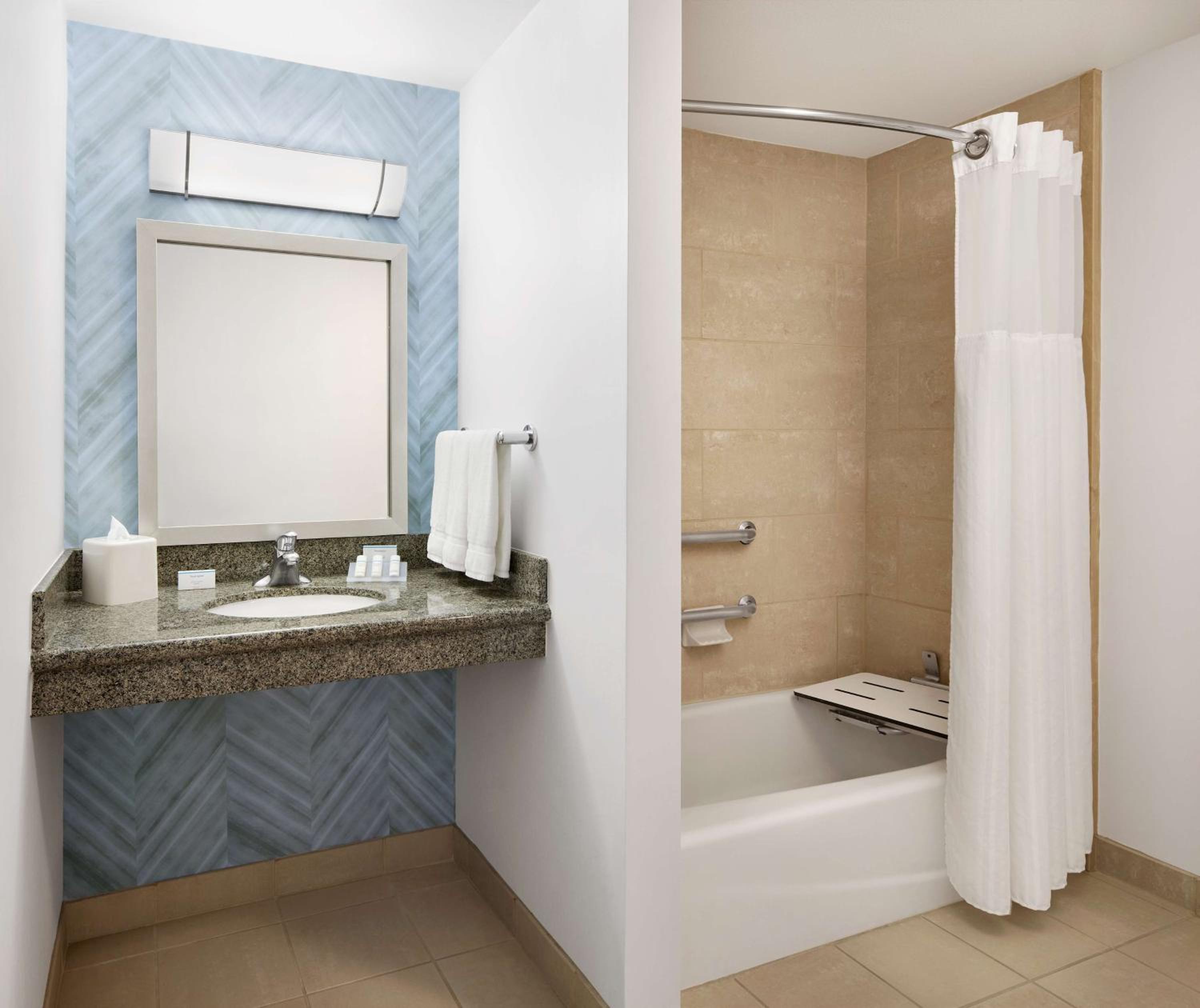 Queen Room with Two Queen Beds and Accessible Tub - Mobility Access - Photo 4