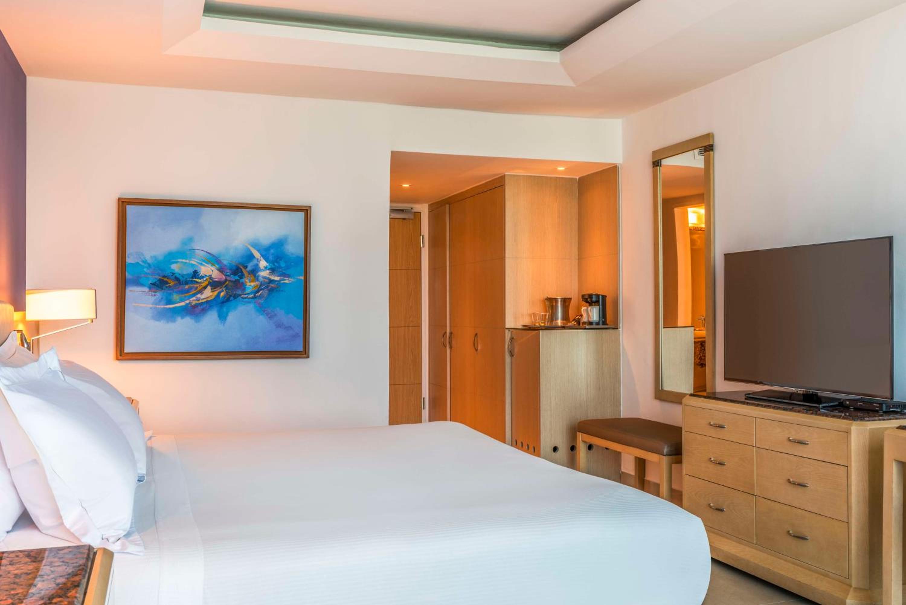 King Bed with City View - Photo 1