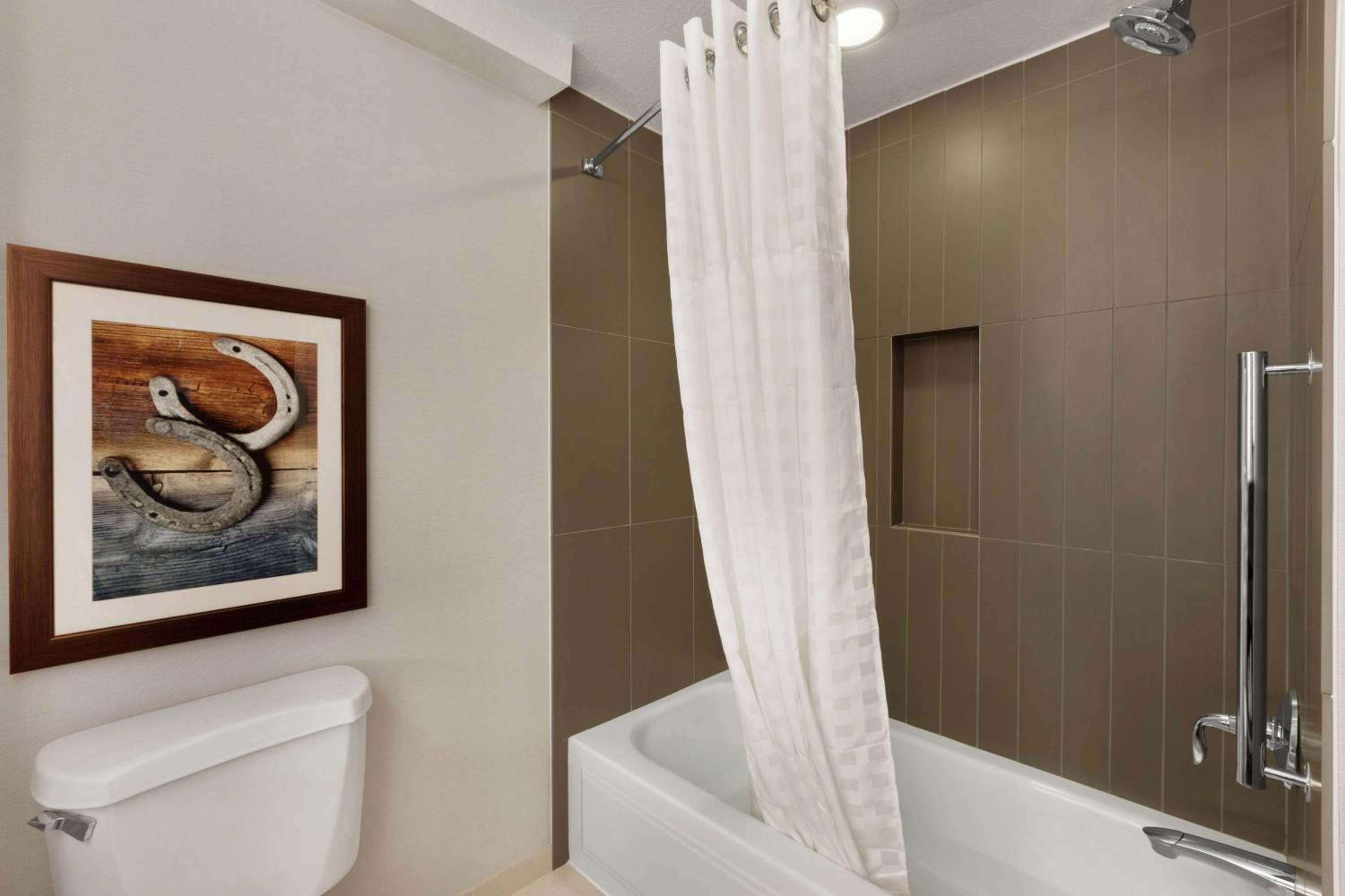 Suite with Two Double Beds and Tub - Mobility/Hearing Access - Non-Smoking