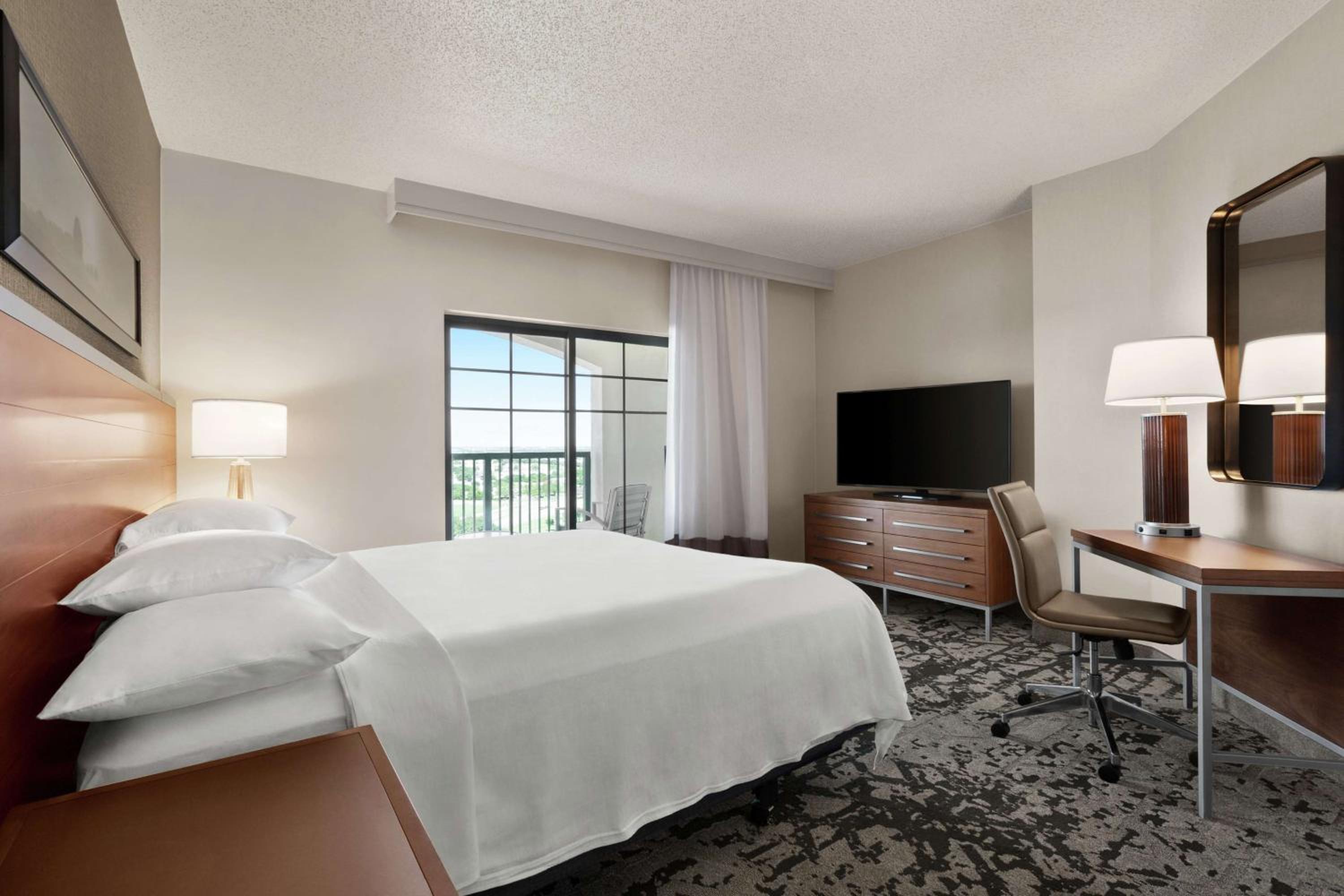 Non-Smoking Corner King Suite