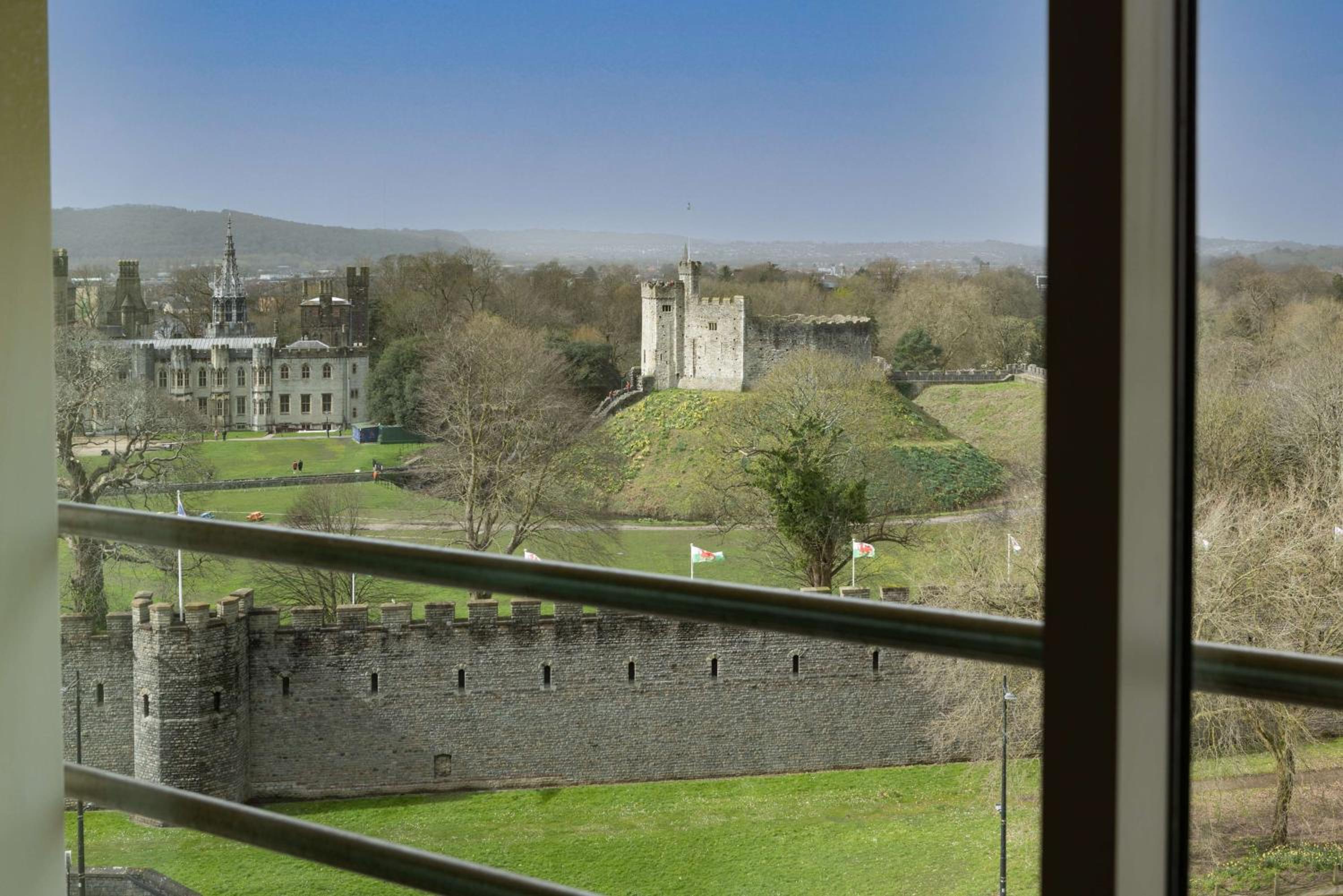 Executive King Room with View and Lounge Access - Photo 4