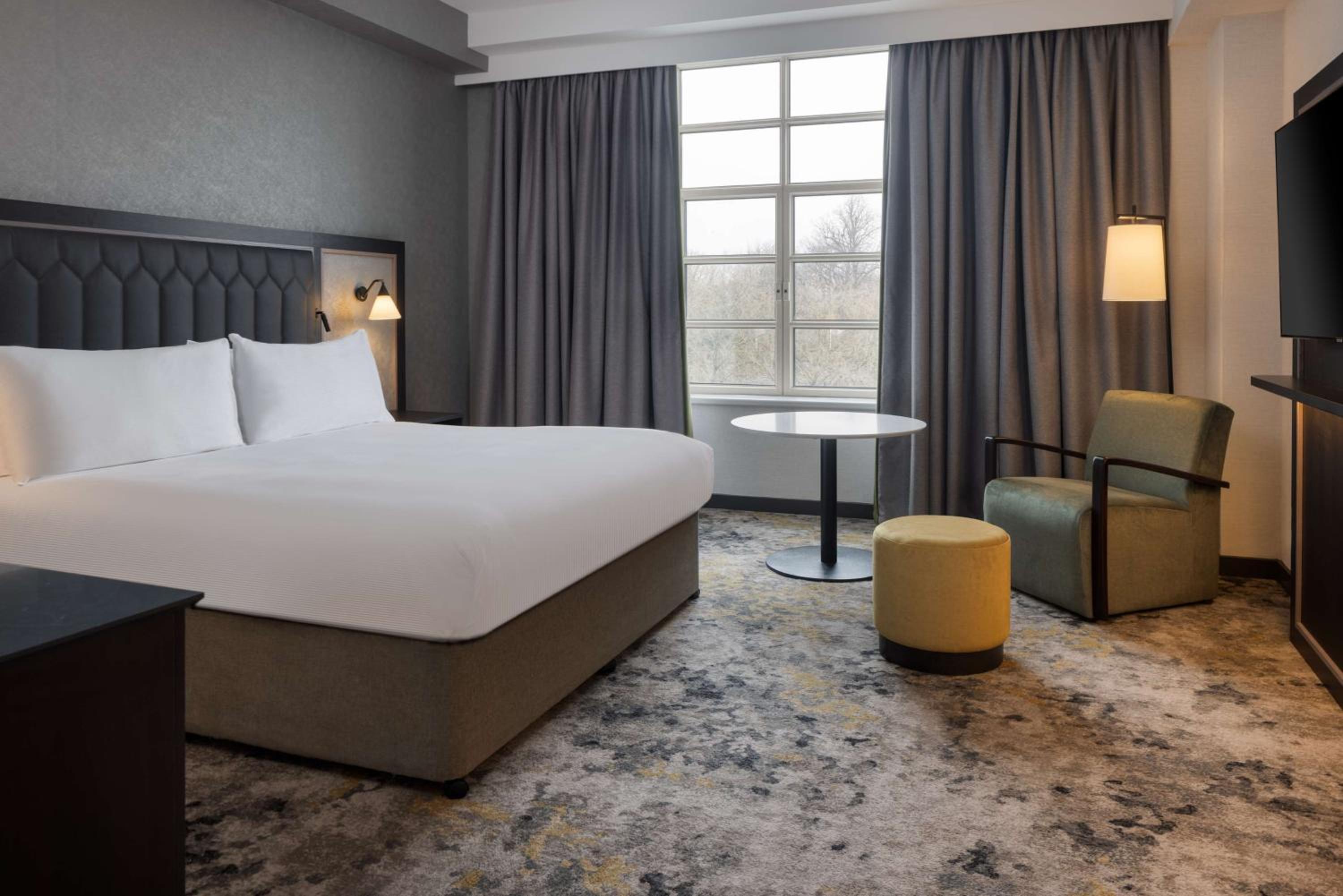 Executive King Room with View and Lounge Access - Photo 5