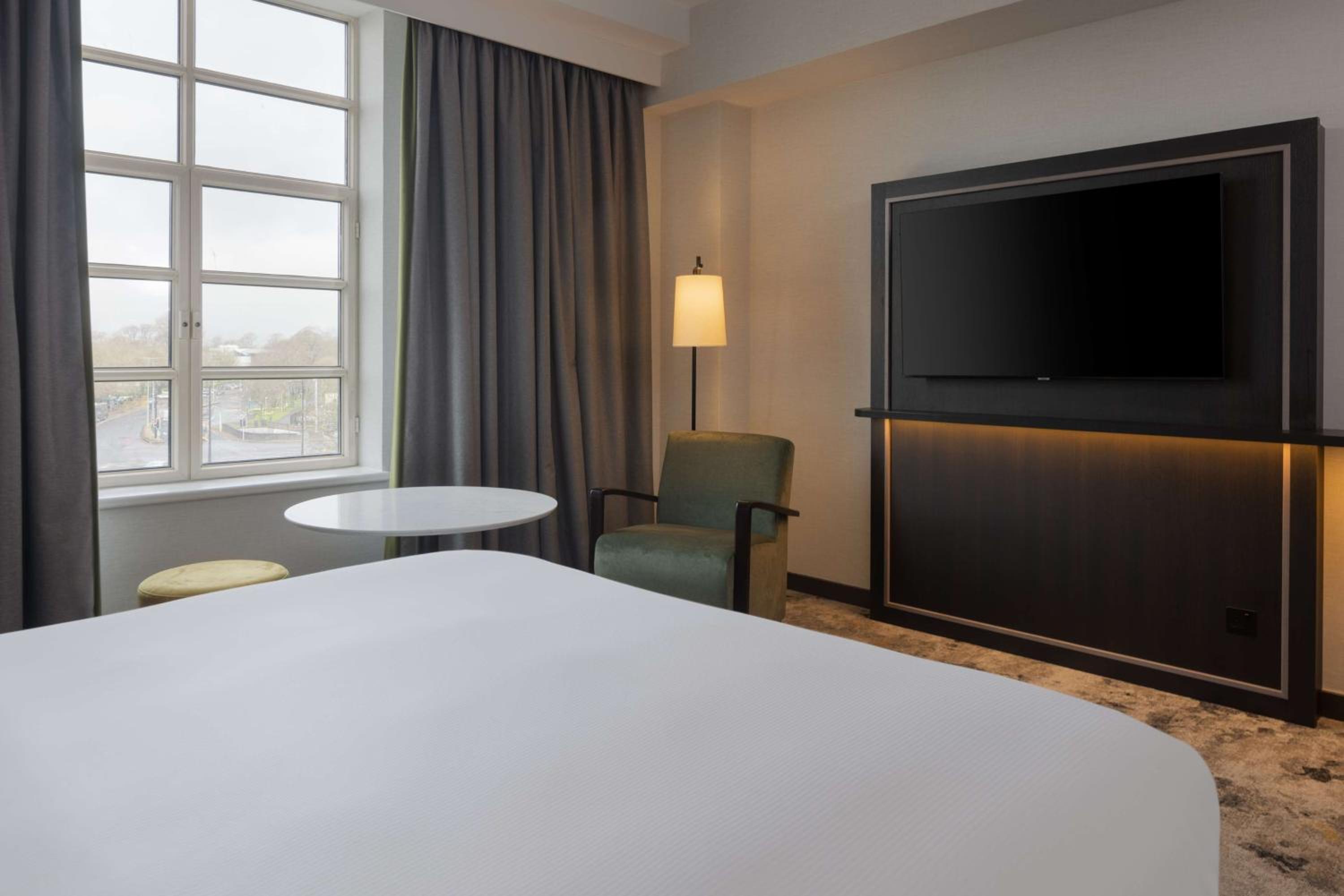 King Guest Room - Photo 8