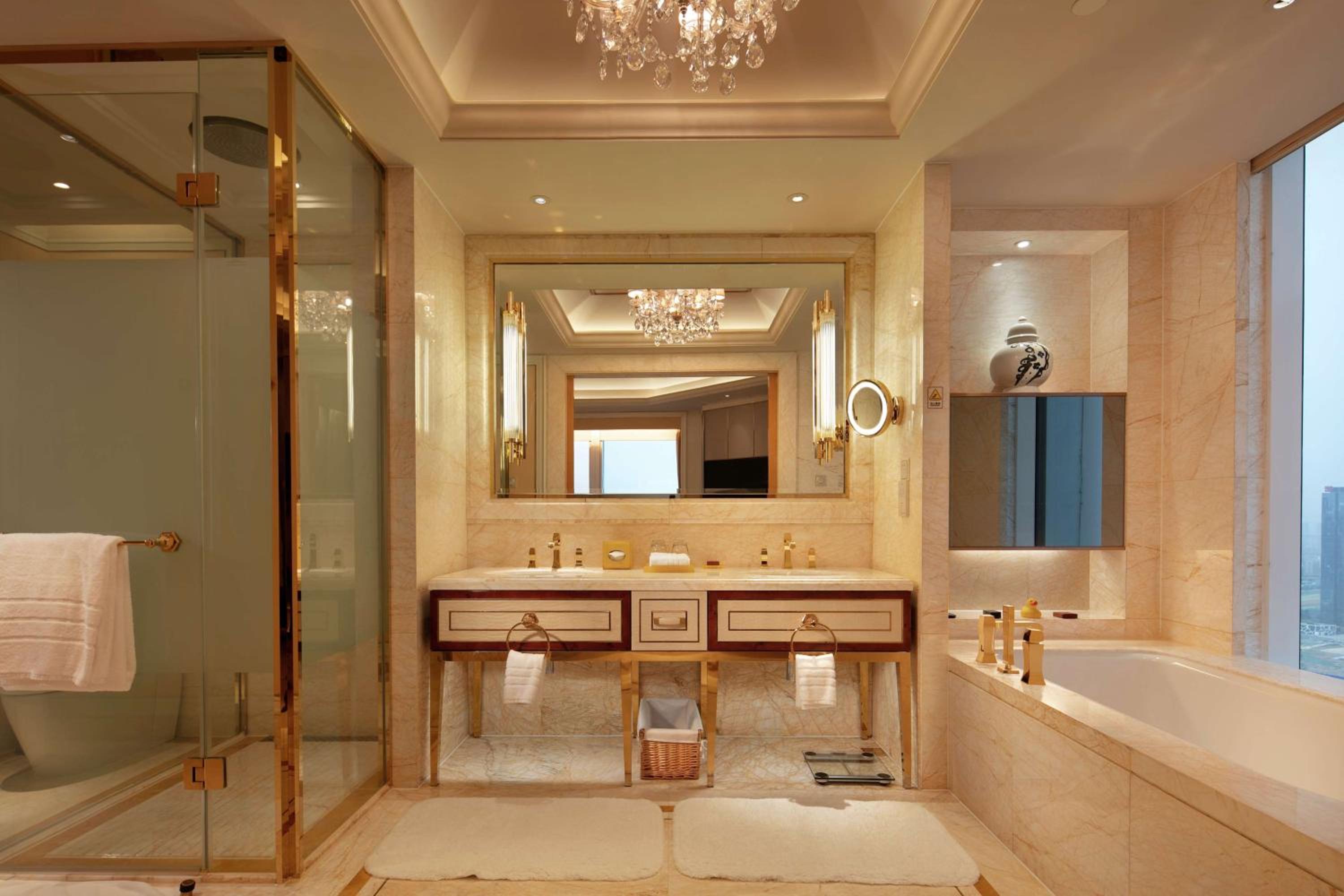 Supreme Harbor King Suite - Lounge Access - Photo 4