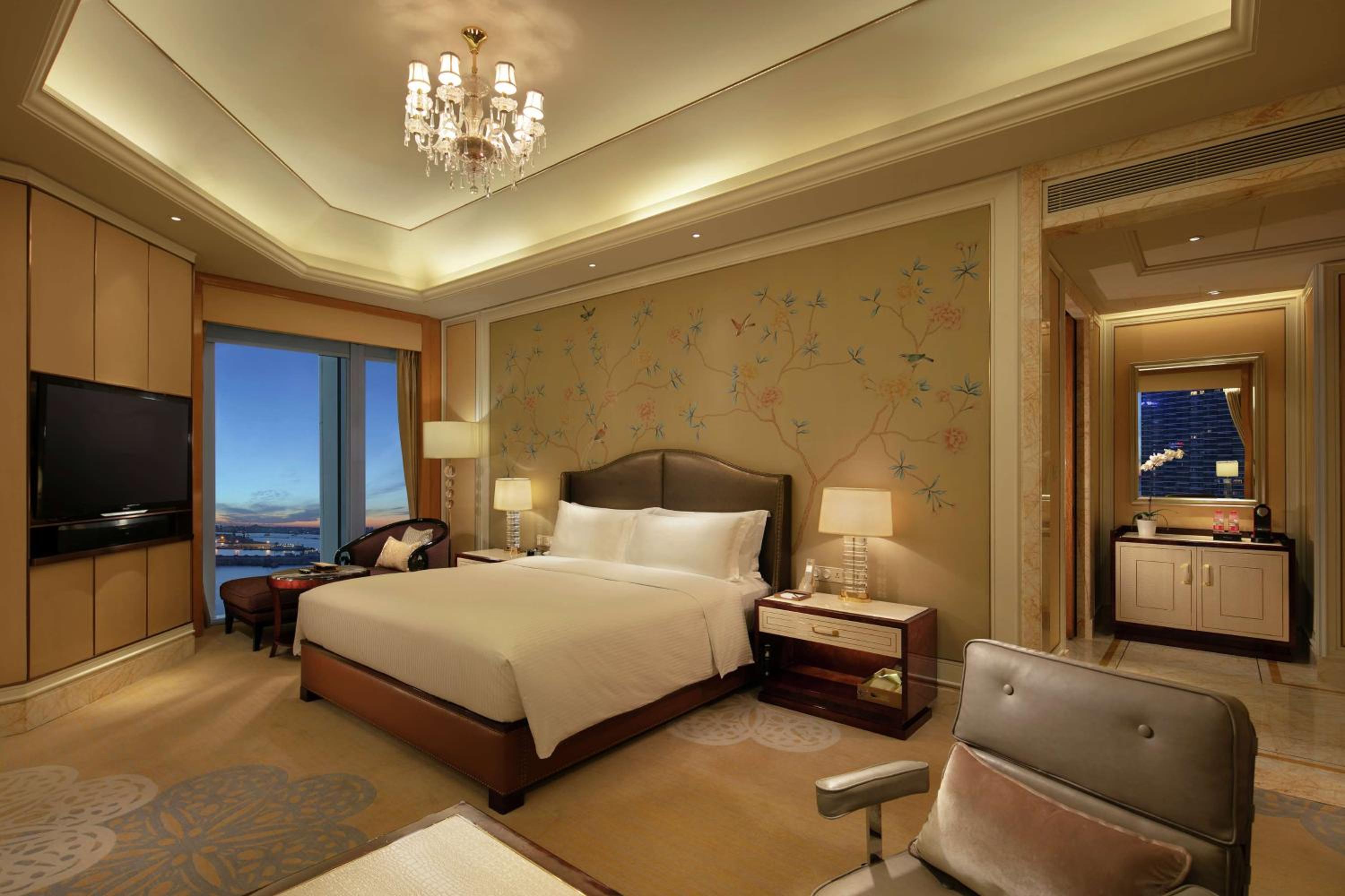 Deluxe Corner King Room - Photo 4