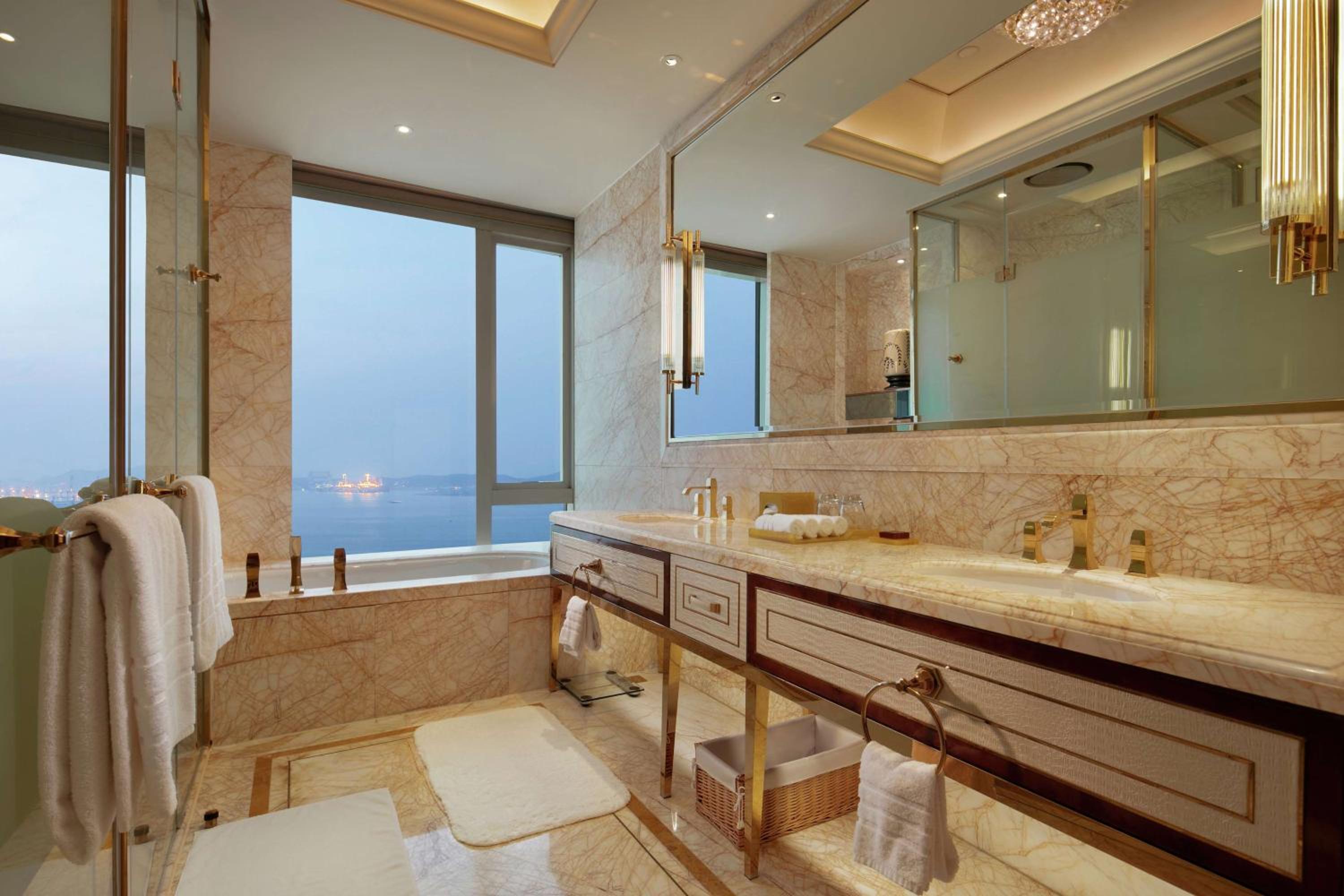 Deluxe Corner King Room - Photo 2