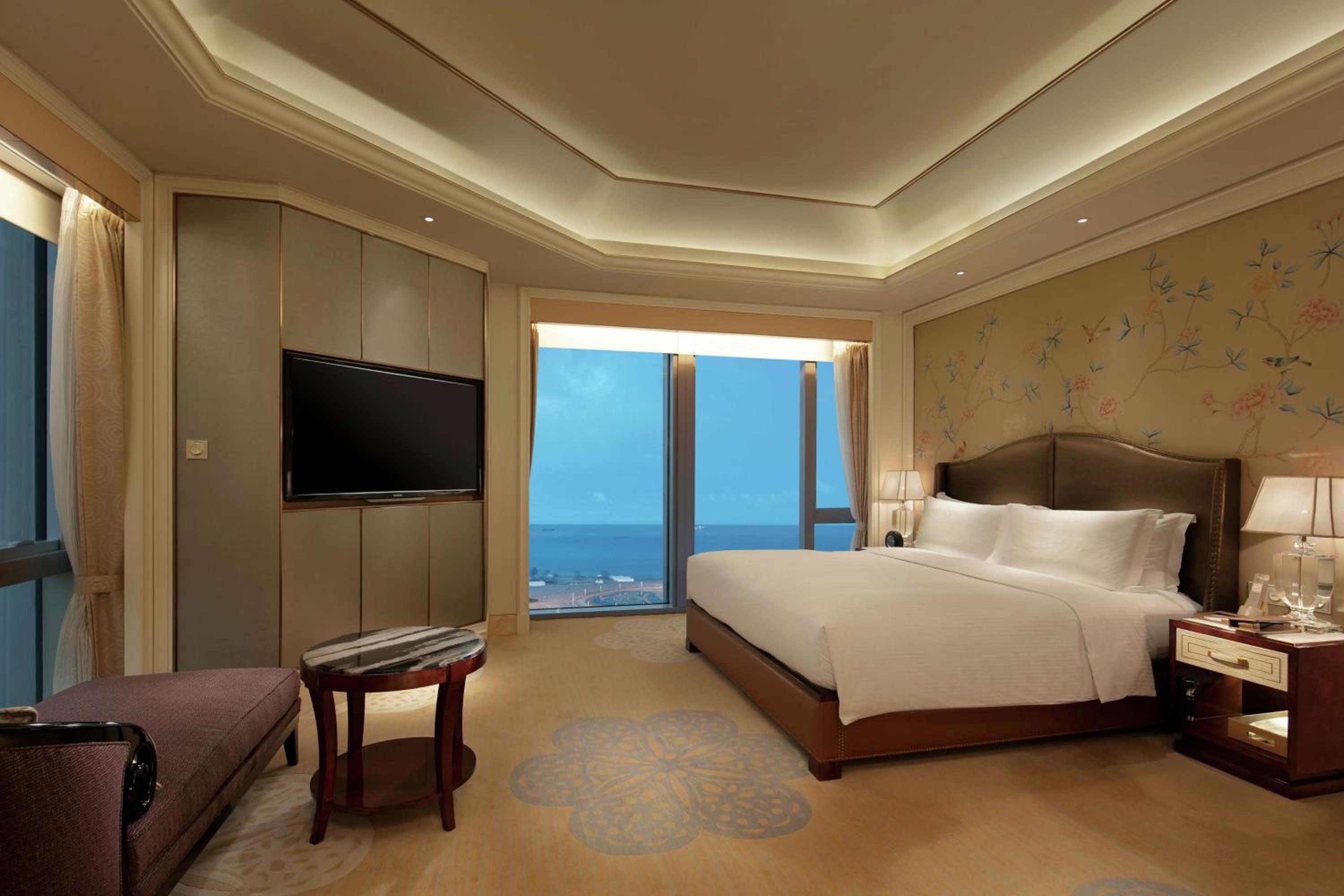 Supreme Harbor King Suite - Lounge Access - Photo 1