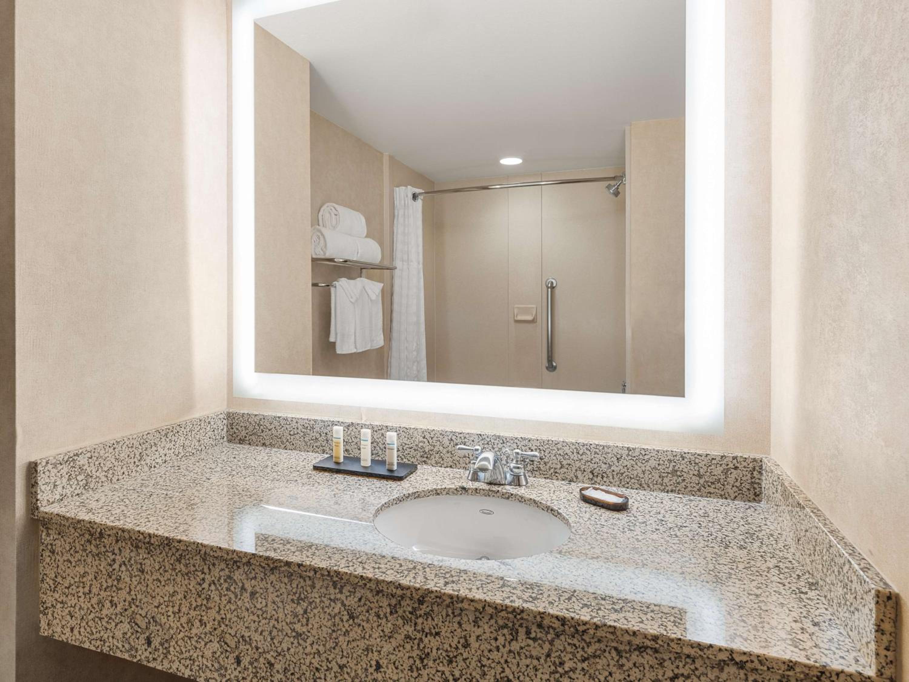 Two-Room King Suite - Non-Smoking - Photo 5