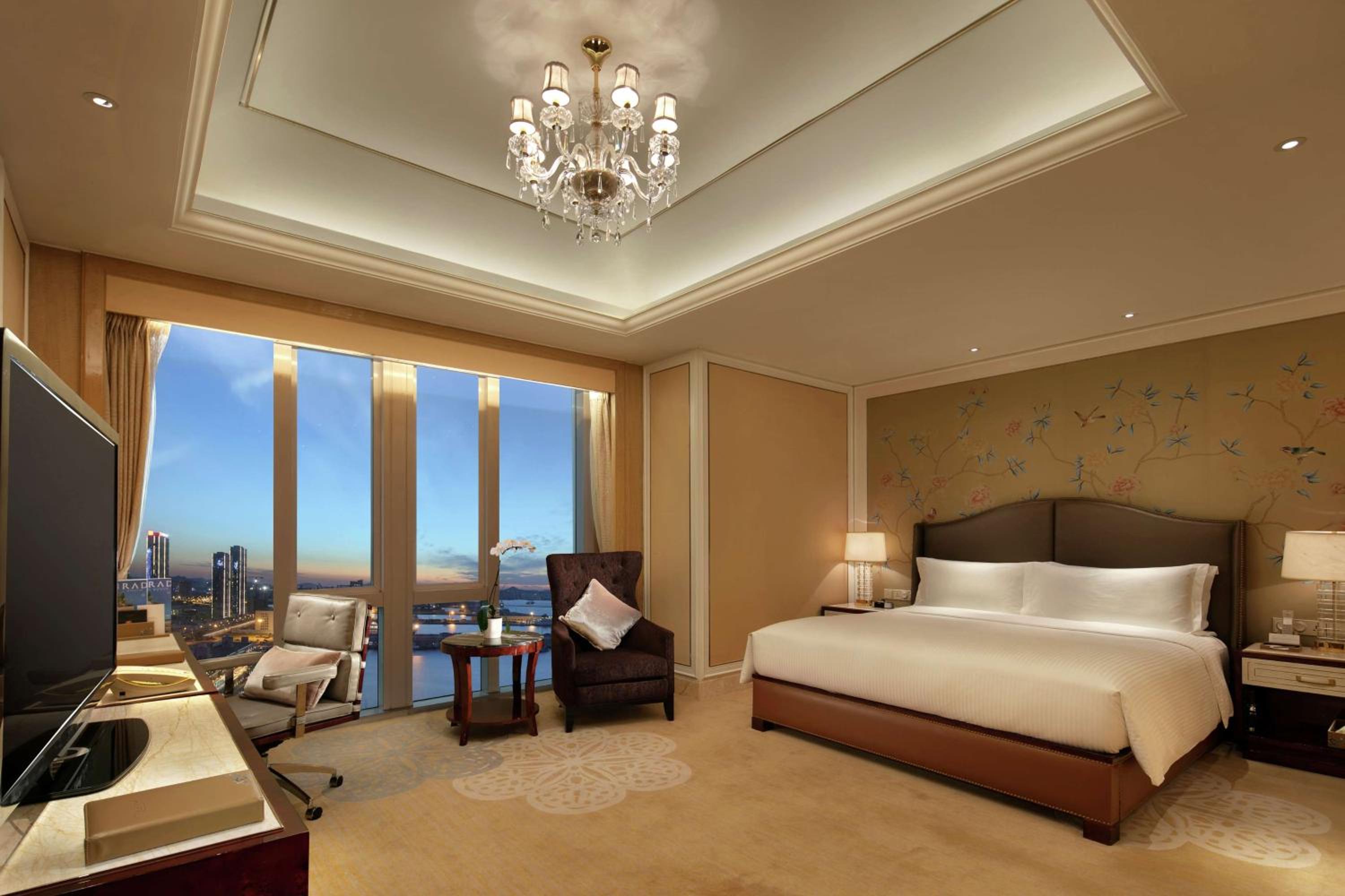 Deluxe Harbor King Room - Photo 5