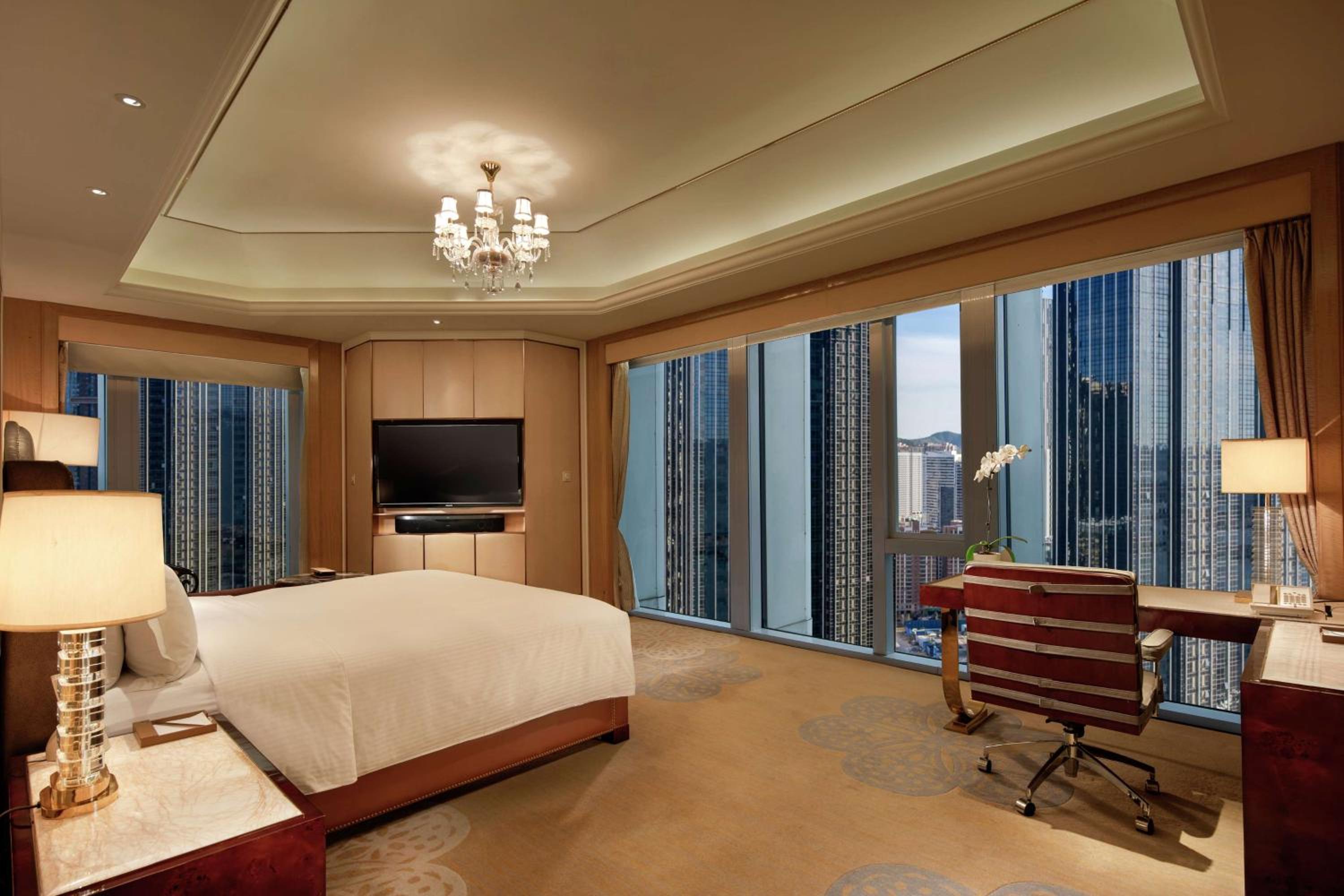 Deluxe Corner King Room - Photo 1
