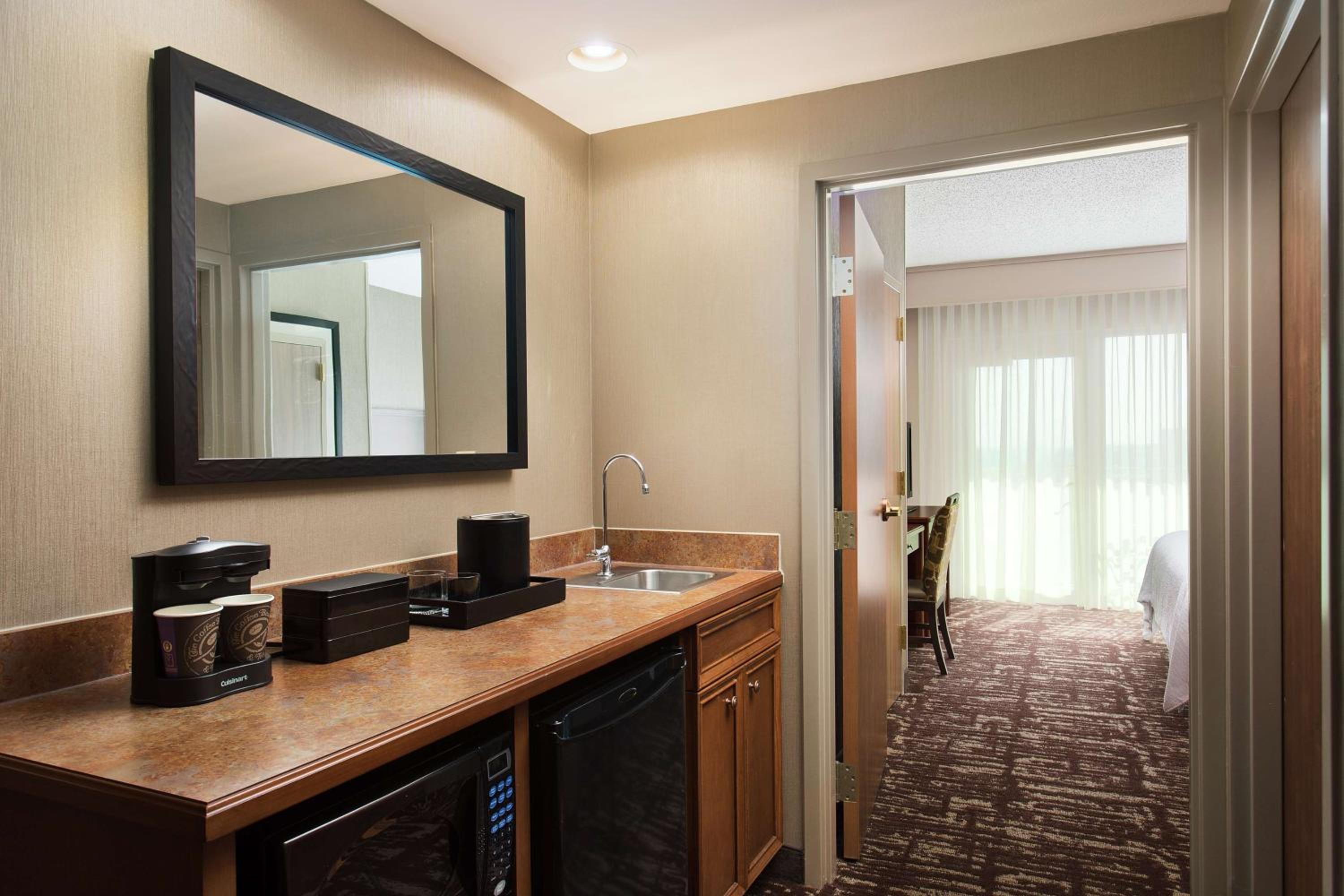 One-Bedroom King Suite - Hearing Access/Non-Smoking - Photo 3