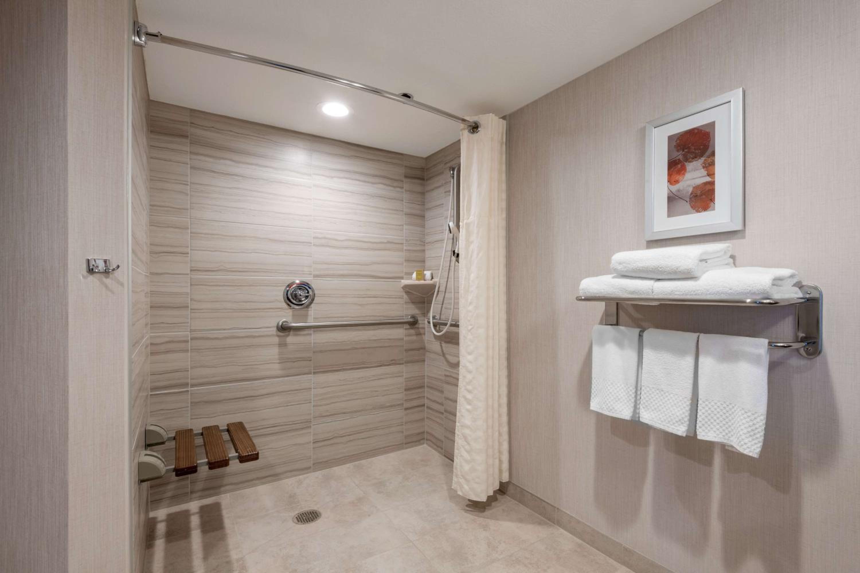 Queen Room with Two Queen Beds - Mobility Accessible photo 3