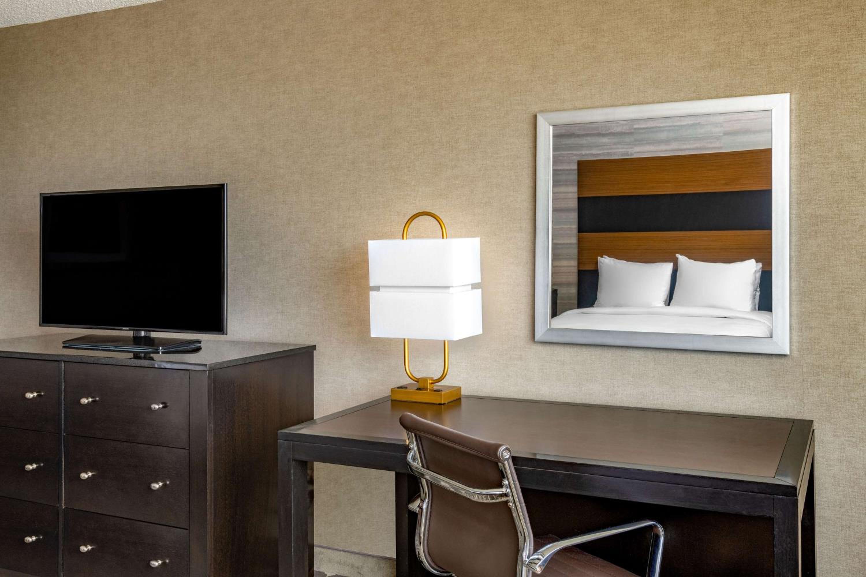 Standard Queen Room with Two Queen Beds photo 2
